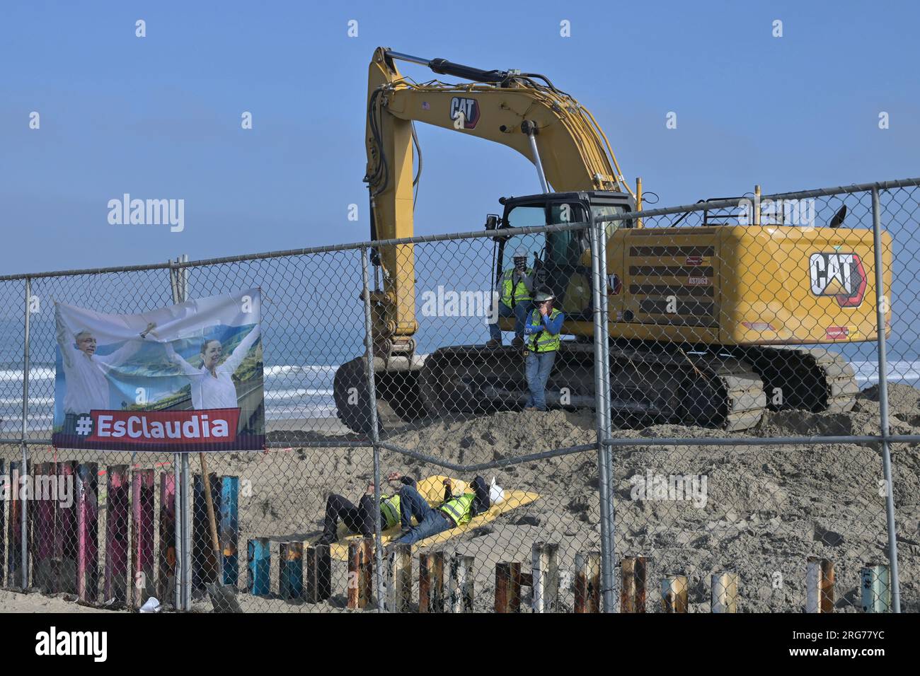 Tijuana, Basse-Californie, Mexique. 7 août 2023. La construction de la frontière se poursuit sur la plage Playas de Tijuana qui divise la Californie et Tijuana. Les grues et les ouvriers du bâtiment ont commencé à démanteler certaines des clôtures primaires le long de la plage qui va dans l'océan Pacifique. des panneaux de clôture de 30 pieds remplaceront les anciennes clôtures tout comme les clôtures secondaires qui sont maintenant terminées. (Image de crédit : © Carlos A. Moreno/ZUMA Press Wire) USAGE ÉDITORIAL SEULEMENT! Non destiné à UN USAGE commercial ! Banque D'Images