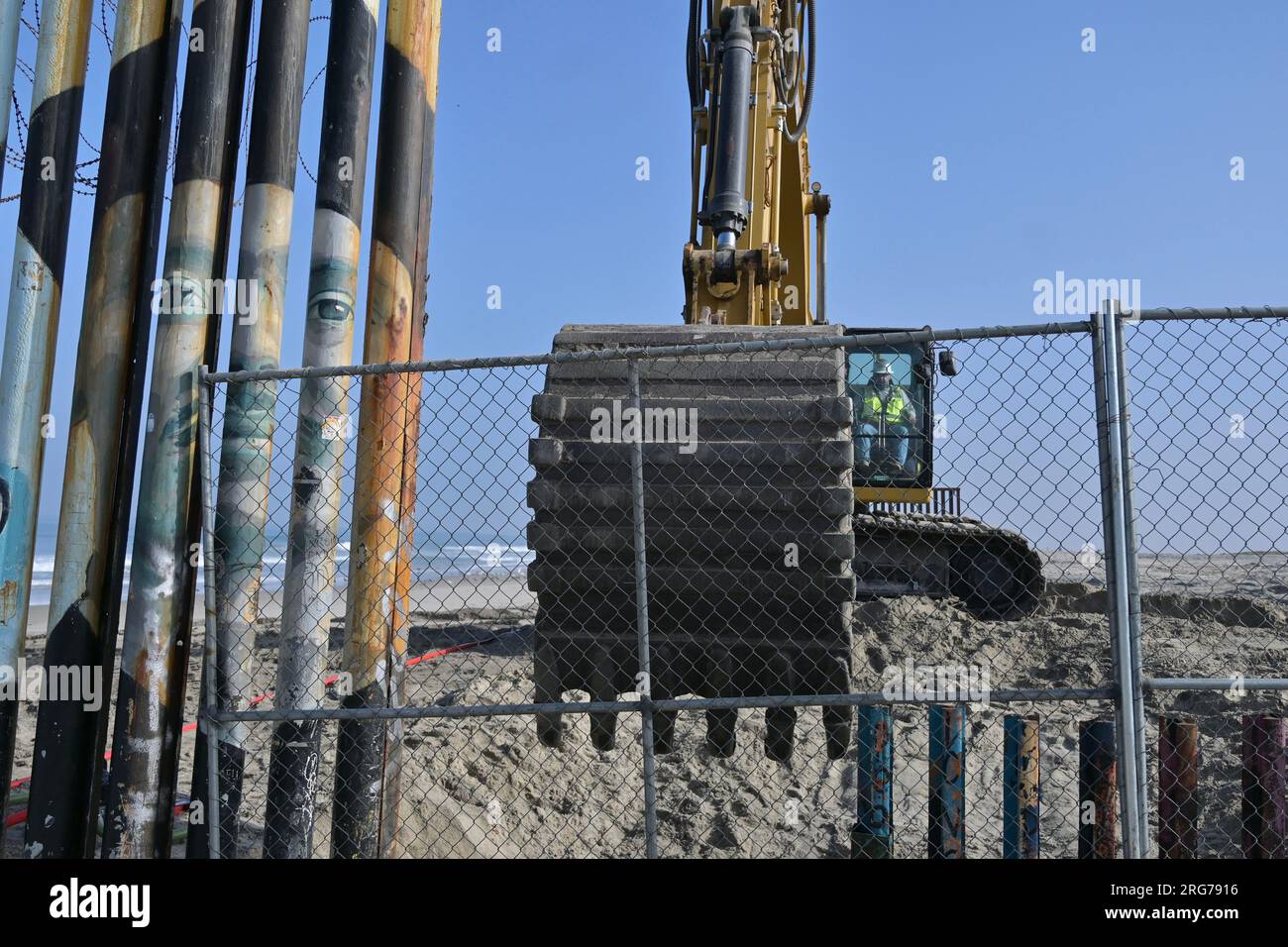 Tijuana, Basse-Californie, Mexique. 7 août 2023. La construction de la  frontière se poursuit sur la plage Playas de Tijuana qui divise la  Californie et Tijuana. Les grues et les ouvriers du bâtiment