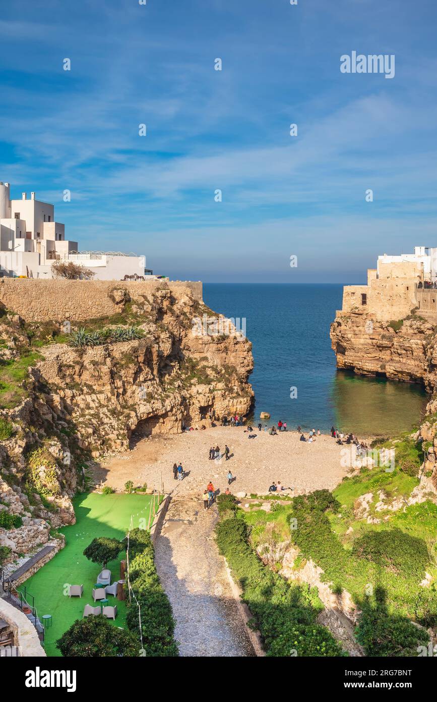 Polignano a Mare, Italie - 2 janvier 2023 : Lama Monachile, une crique compacte connue pour son eau claire et sa plage de galets, flanquée de falaises spectaculaires et accidentées. Banque D'Images