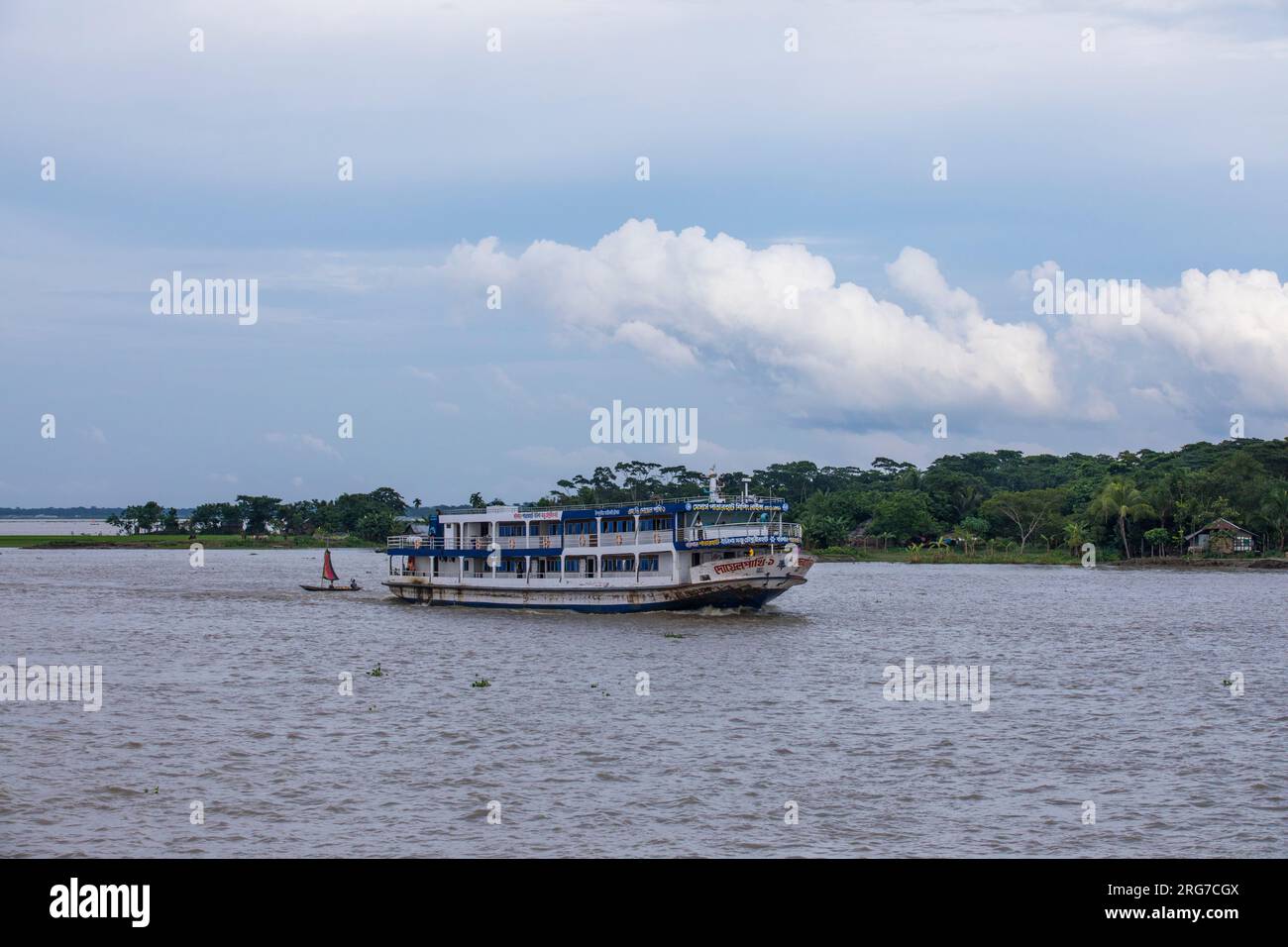 Un petit navire à passagers sur la rivière Kirtonkhola. Barisal, Bangladesh. Banque D'Images