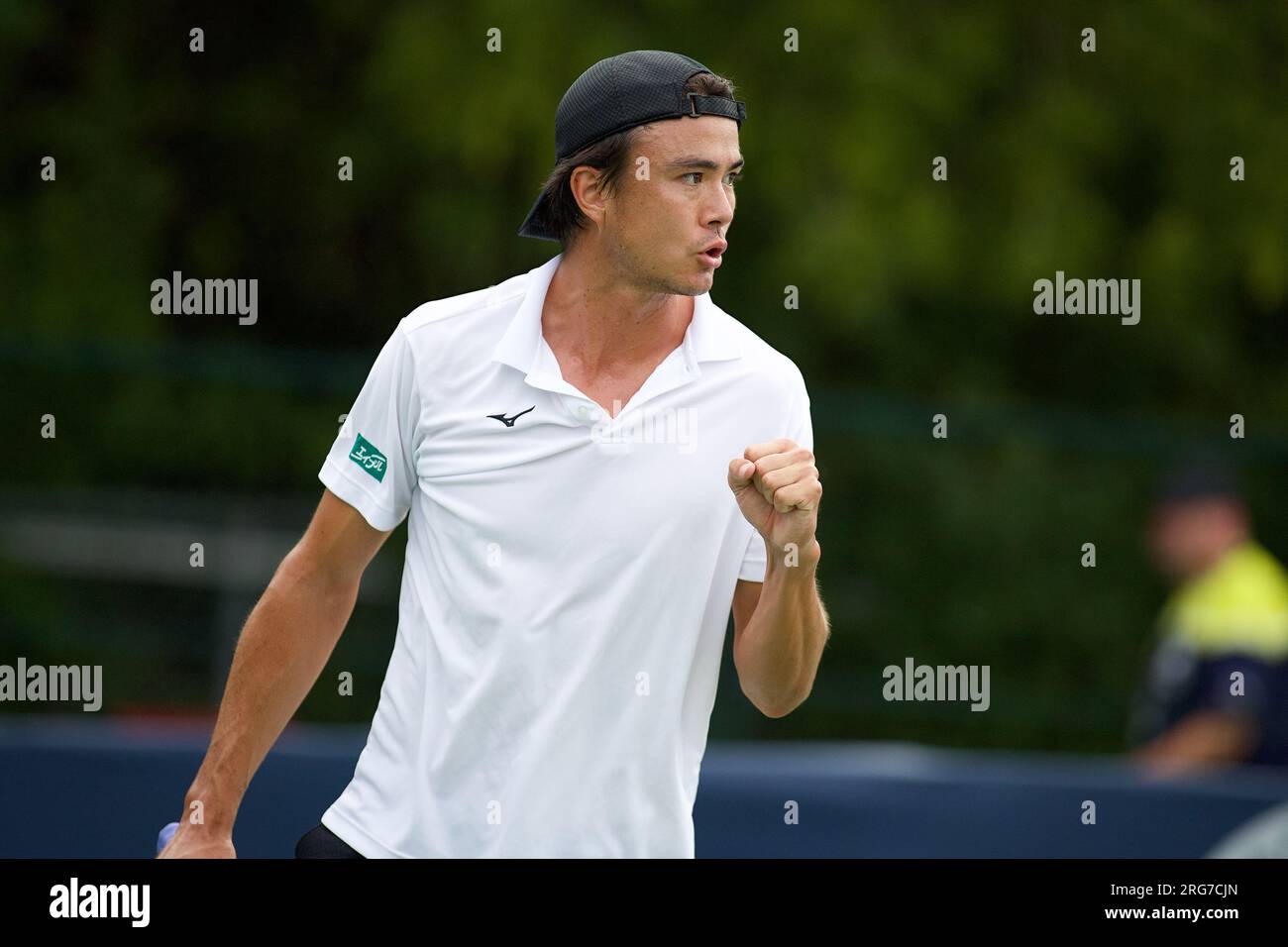 Taro Daniel, du Japon, célèbre avoir gagné un point lors de son match ...