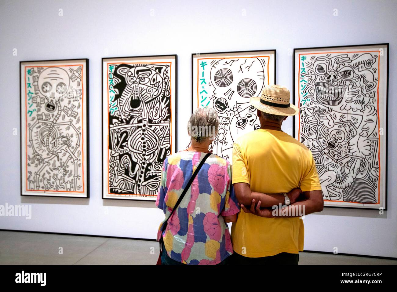 Un couple plus âgé admire la peinture de l'artiste gay Keith Haring qui est mort du SIDA à la Broad Art Gallery de Los angeles Banque D'Images