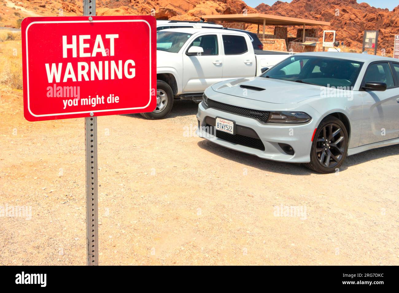 Panneaux d'avertissement de chaleur dans la vallée du parc d'état de feu, moapa vally, nevada usa , indiquant que vous pourriez mourir, juillet 2023 vague de chaleur dangereuse. Avec greDodge Charger Banque D'Images