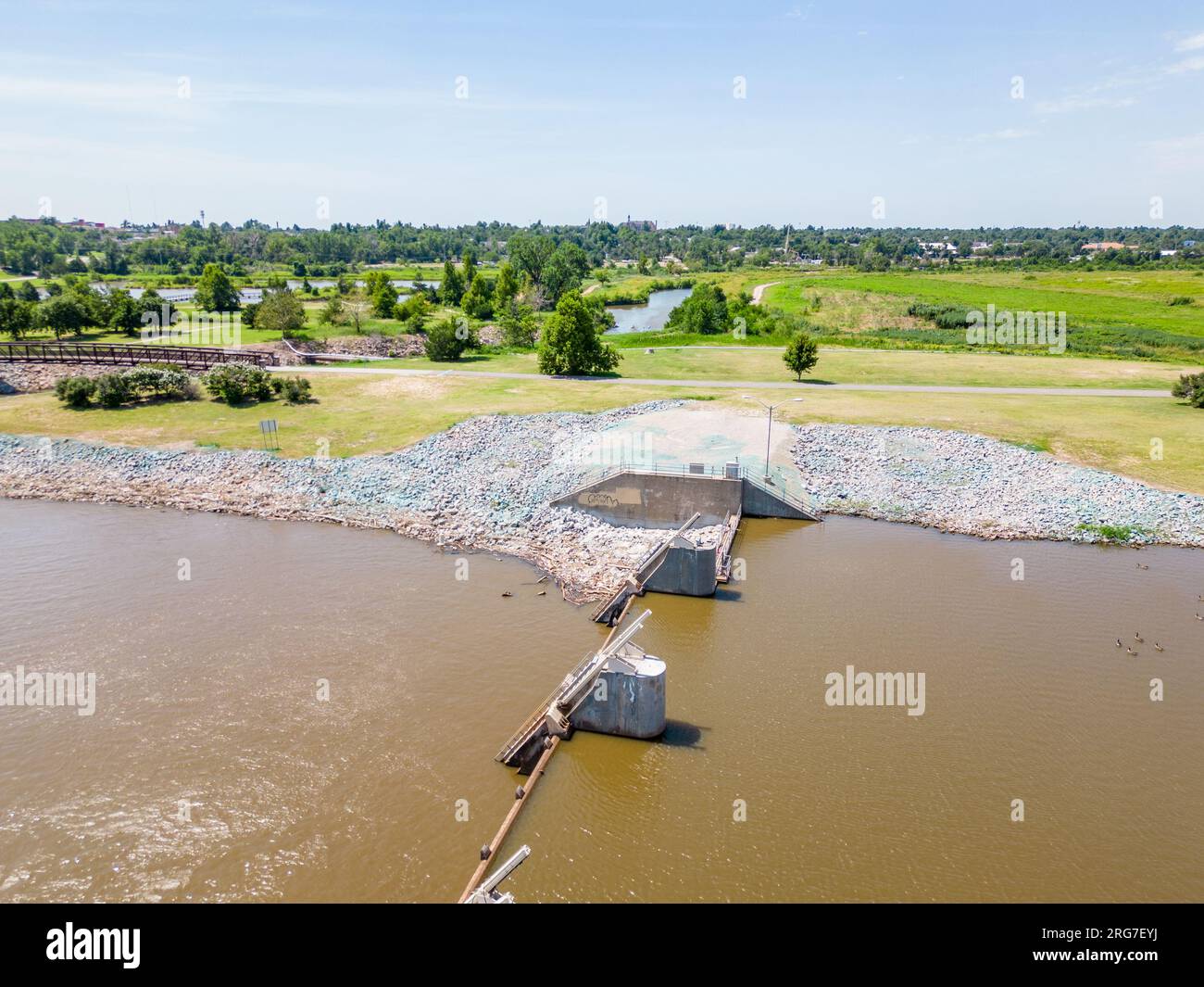 Barrage photo aérien sur l'Oklahoma River Scissortail Park South Banque D'Images