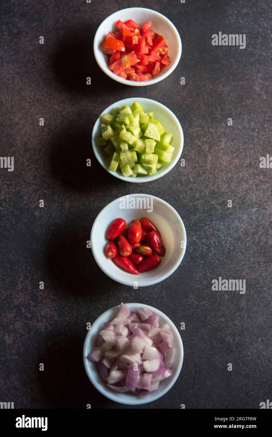 Vue du dessus des ingrédients de salade verte dans des bols sur un fond. Banque D'Images