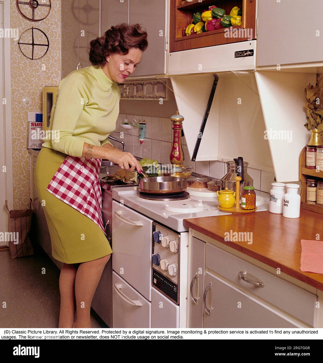 Cuisinière des années 60 Banque de photographies et d'images à haute  résolution - Alamy