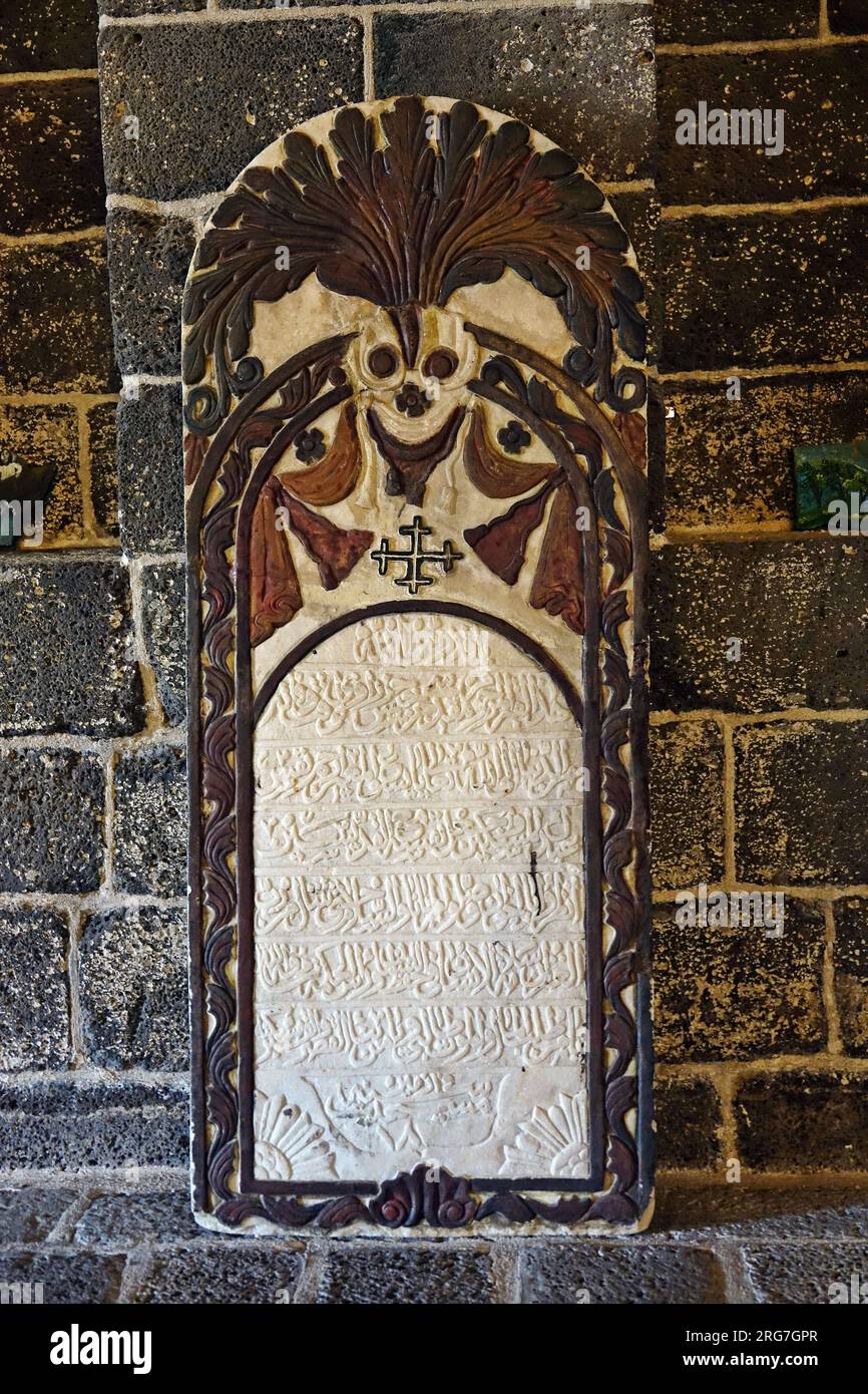 Une inscription historique est visible sur l'affichage à la St. Église