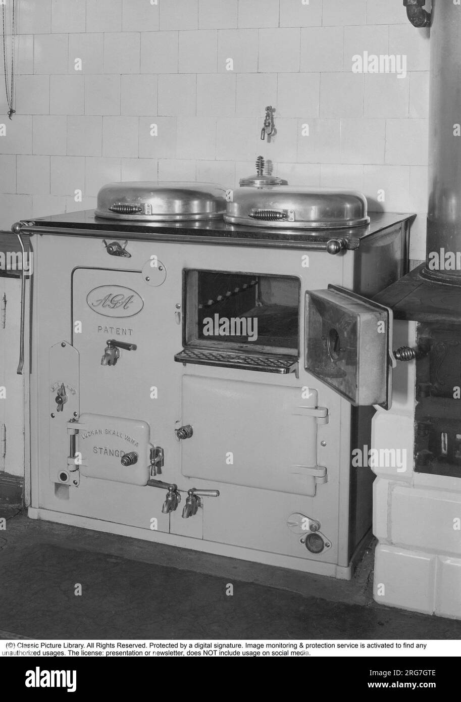 La cuisinière AGA. Une invention suédoise de Gustaf Dalén avec le principe du stockage de chaleur, une combinaison de deux grandes plaques de cuisson et deux fours dans une seule unité, la cuisinière AGA. La plus ancienne cuisinière AGA encore utilisée appartient à la famille Hett du Sussex et elle a été installée en 1932. Cette photo a été prise dans les années 1930 Suède Banque D'Images