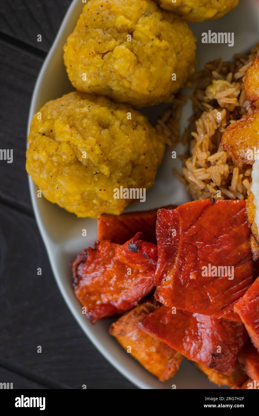 Aliments typiques de l'Amazonie péruvienne, le tacacho fait avec des plantains avec cecina et chorizo à base de porc Banque D'Images