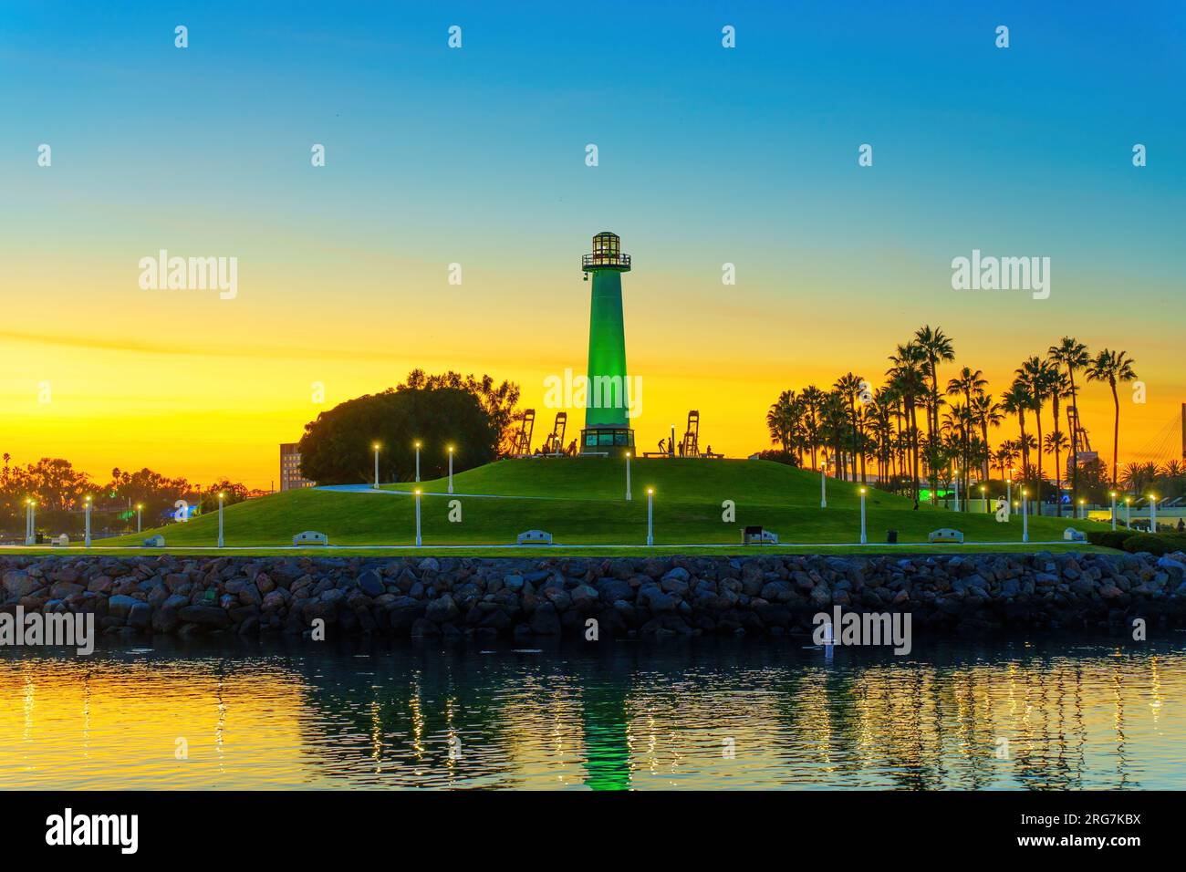 Zone autour du phare des Lions à long Beach, illuminé par une lumière verte, vu de l'eau. Banque D'Images