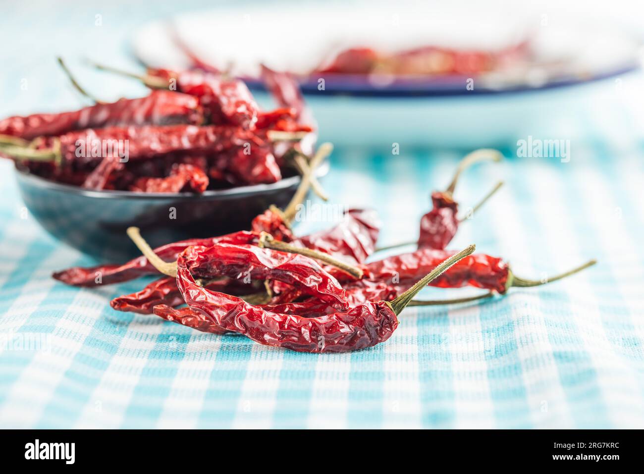 Piments rouges sur la nappe à carreaux. Banque D'Images