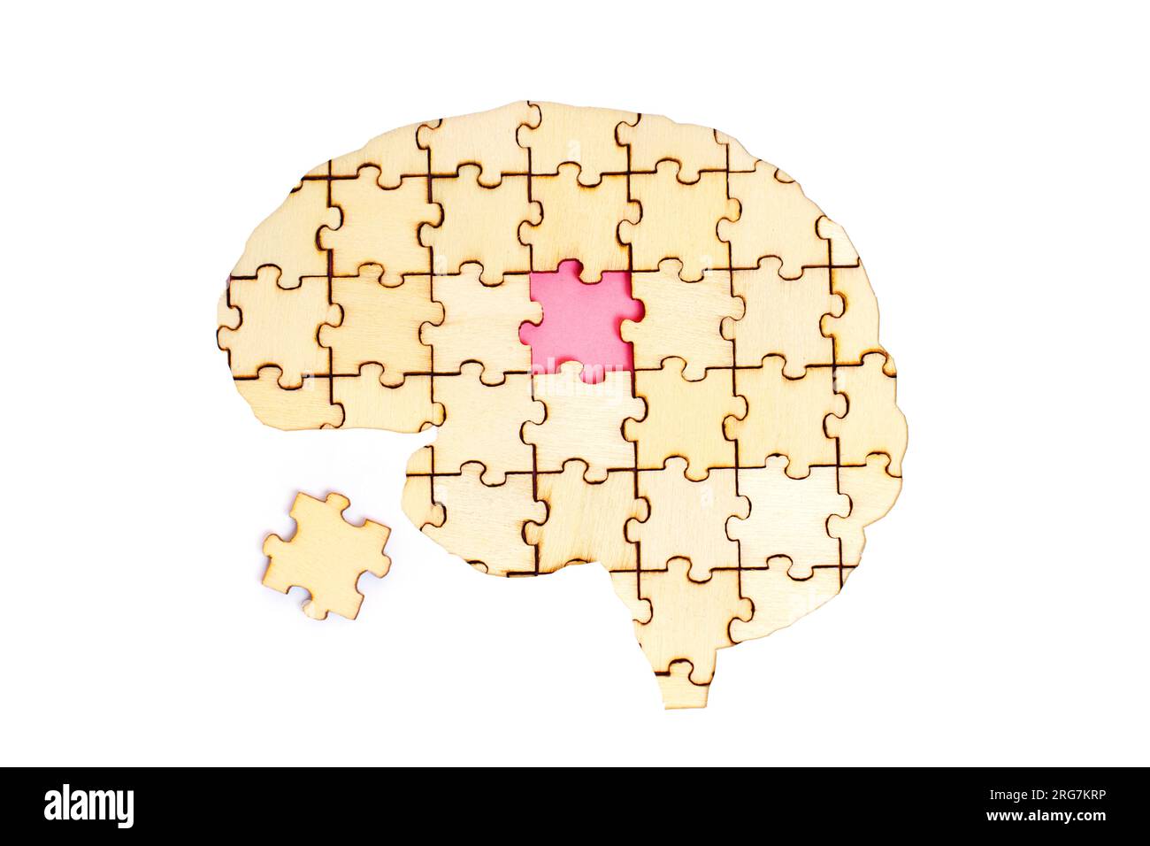 Forme de cerveau humain faite à partir de pièces de puzzle en bois avec l'élément final encore à placer. Quête de connaissances et recherche constante de réponses. Banque D'Images