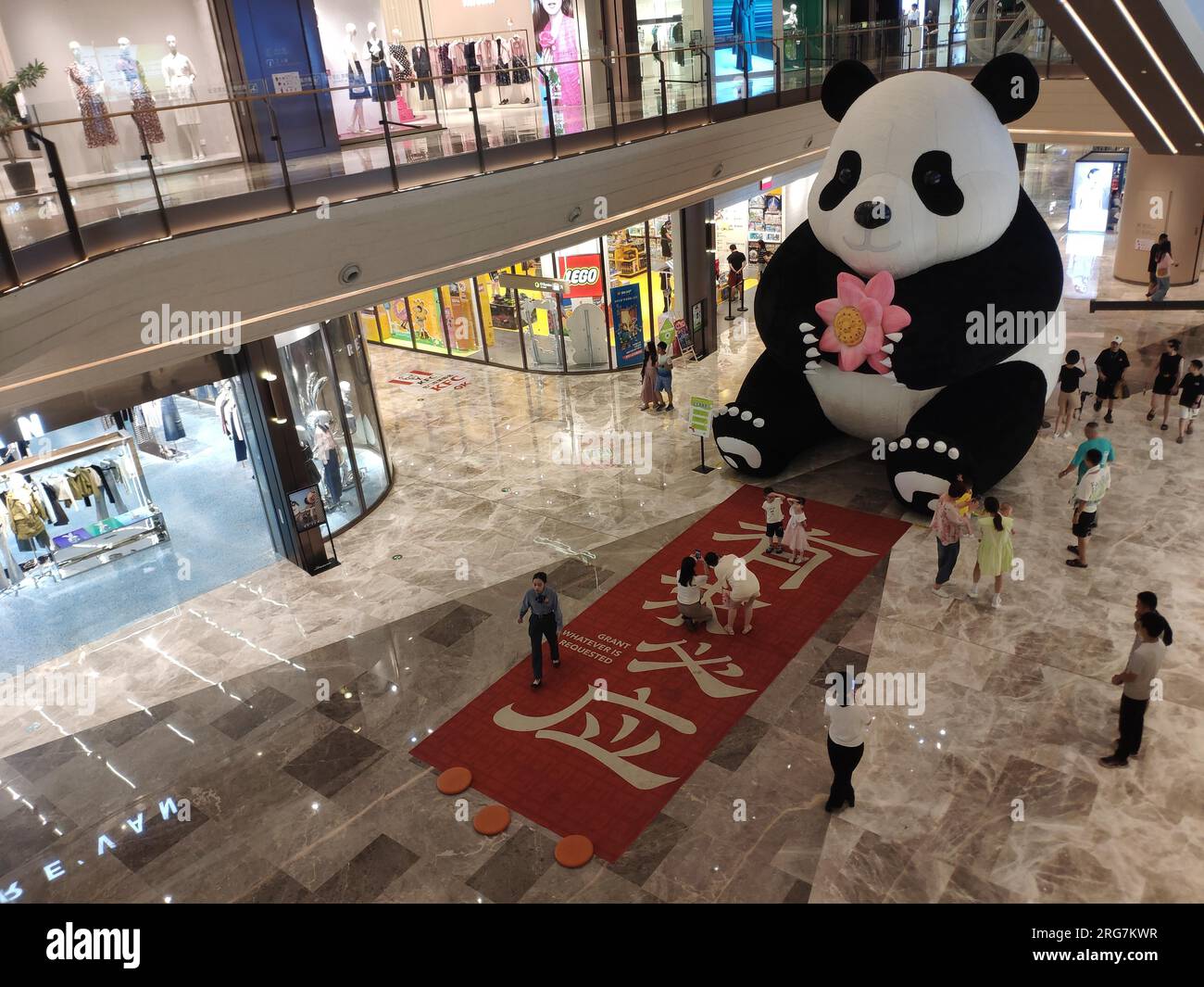 Deux décorations de panda géant dans un centre commercial attirent les gens à Chongqing, en Chine. 5 août 2023. (Photo ChinaImages/Sipa USA) crédit : SIPA US/Alamy Live News Banque D'Images