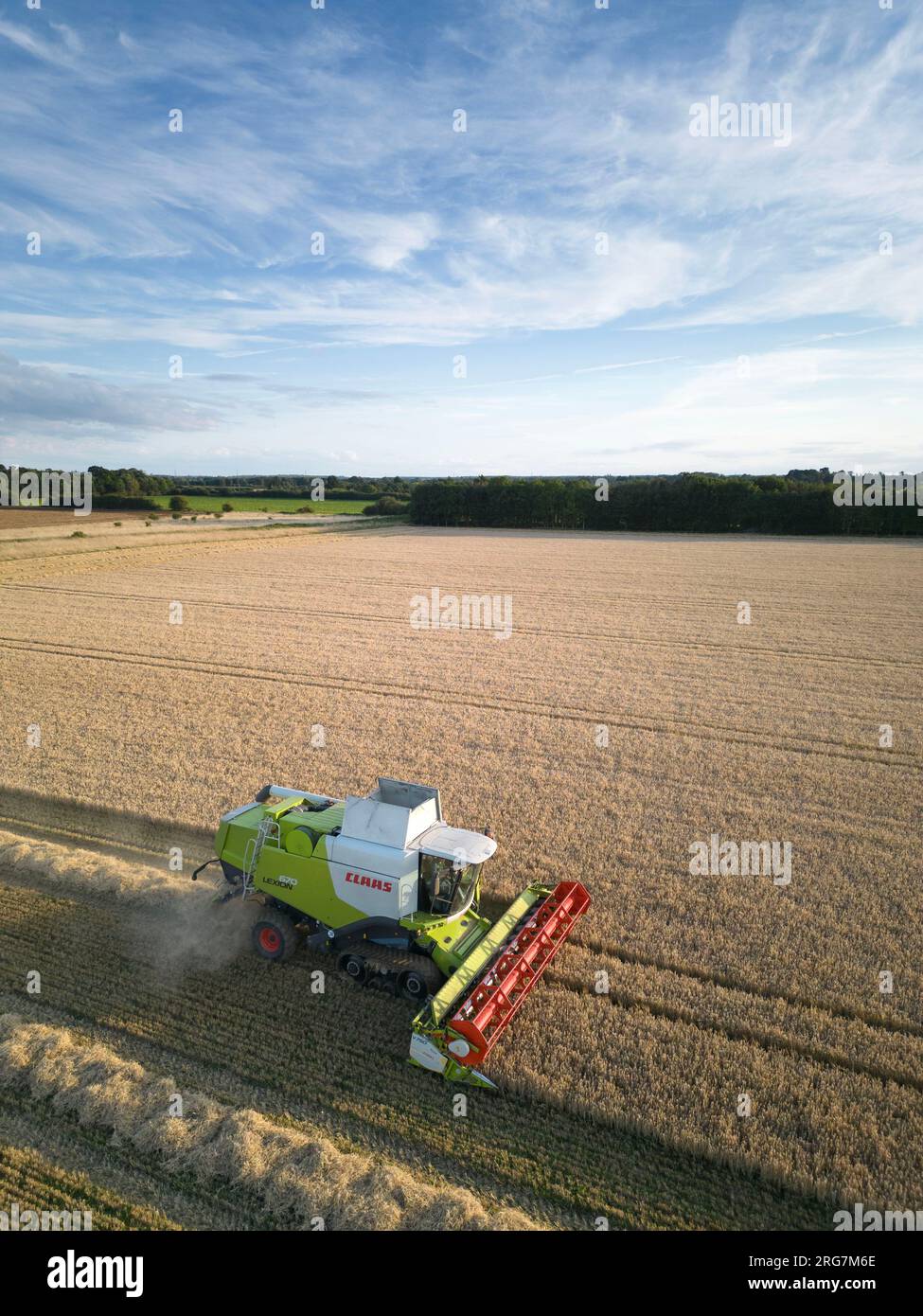 Langtoft, Lincolnshire, Royaume-Uni. 7 août 2023 UK Météo. Les agriculteurs profitent d'une pause dans le temps et récoltent de l'orge sous le soleil de fin de soirée dans le Lincolnshire crédit photo : Tim Scrivener/Alamy Live News Banque D'Images