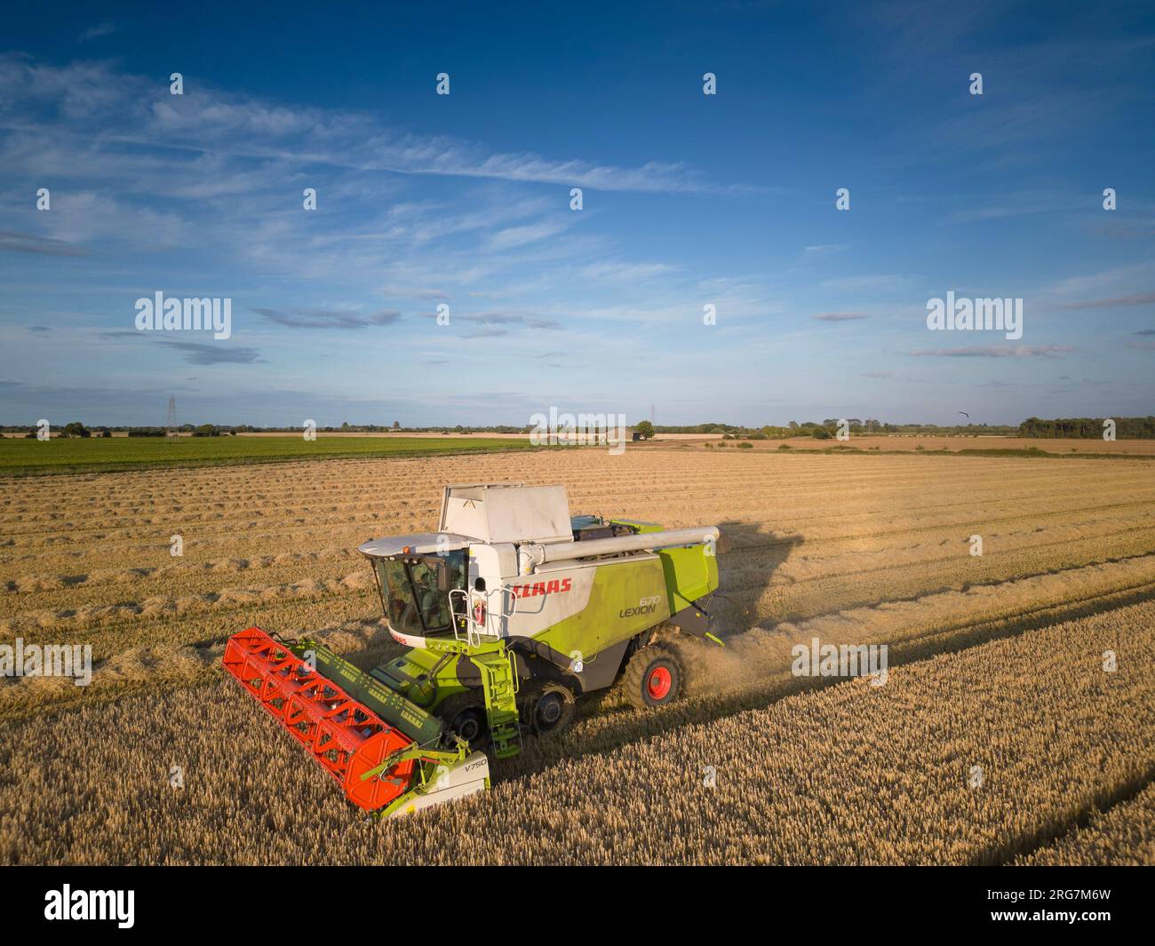 Langtoft, Lincolnshire, Royaume-Uni. 7 août 2023 UK Météo. Les agriculteurs profitent d'une pause dans le temps et récoltent de l'orge sous le soleil de fin de soirée dans le Lincolnshire crédit photo : Tim Scrivener/Alamy Live News Banque D'Images