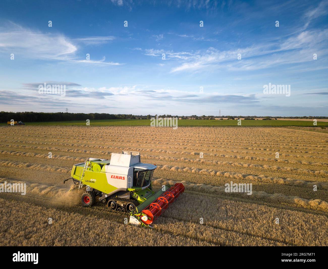 Langtoft, Lincolnshire, Royaume-Uni. 7 août 2023 UK Météo. Les agriculteurs profitent d'une pause dans le temps et récoltent de l'orge sous le soleil de fin de soirée dans le Lincolnshire crédit photo : Tim Scrivener/Alamy Live News Banque D'Images