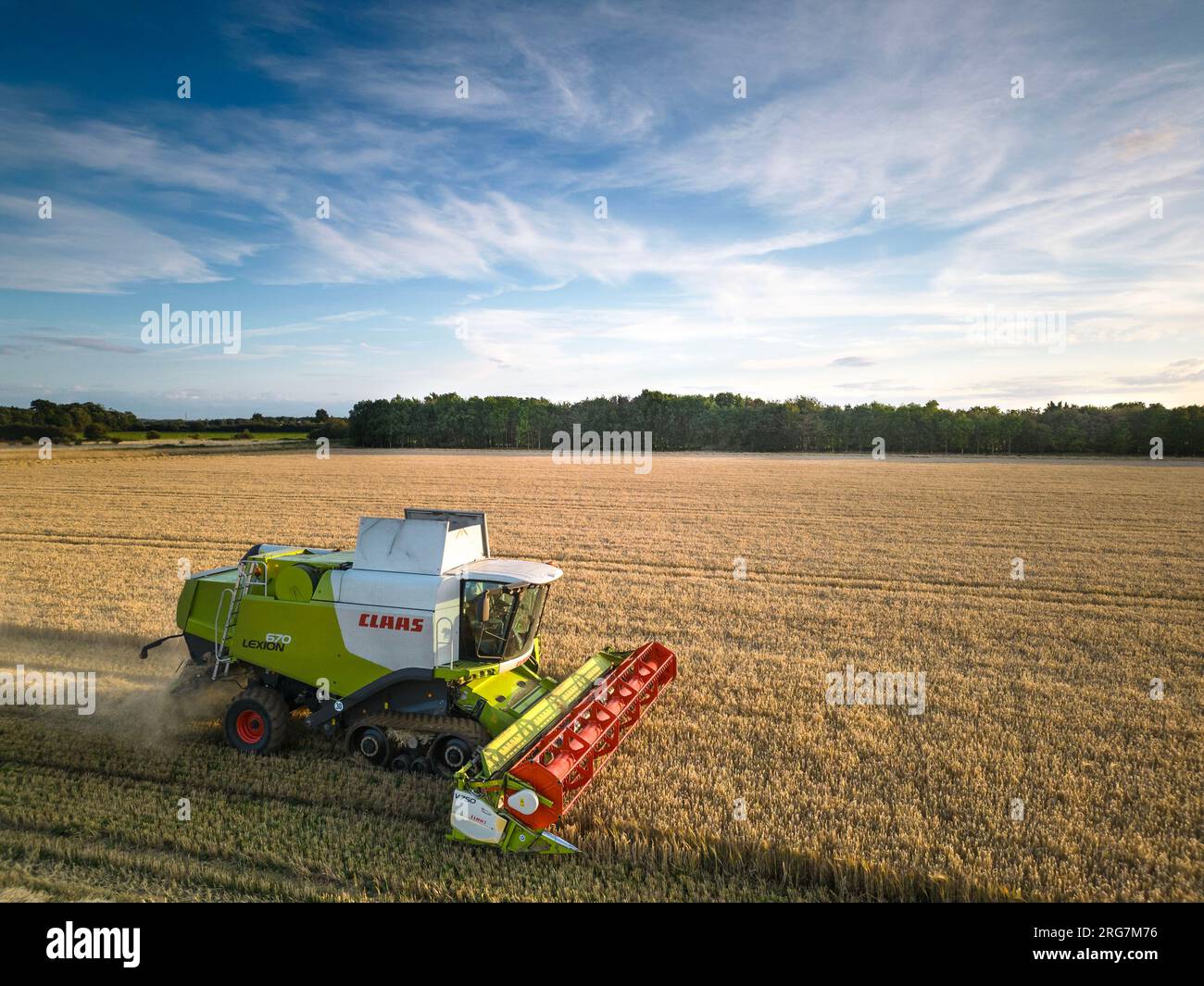 Langtoft, Lincolnshire, Royaume-Uni. 7 août 2023 UK Météo. Les agriculteurs profitent d'une pause dans le temps et récoltent de l'orge sous le soleil de fin de soirée dans le Lincolnshire crédit photo : Tim Scrivener/Alamy Live News Banque D'Images