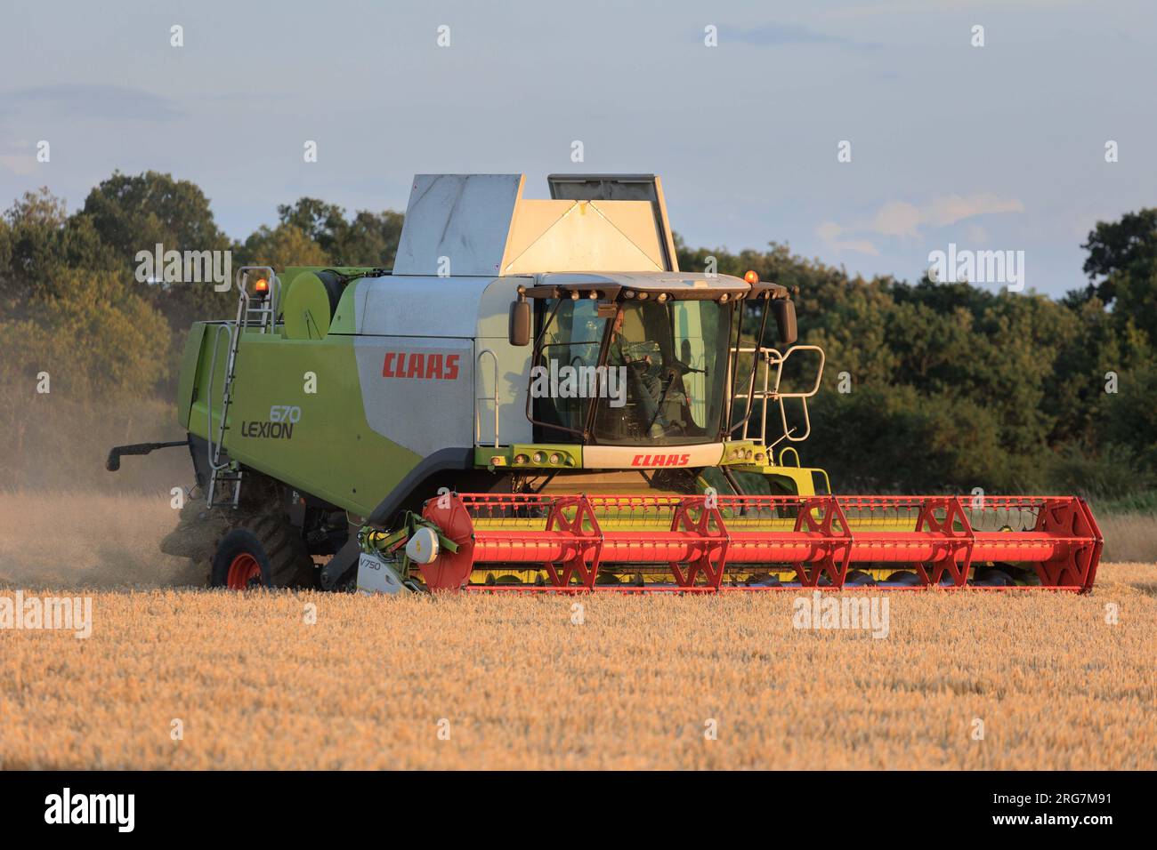 Langtoft, Lincolnshire, Royaume-Uni. 7 août 2023 UK Météo. Les agriculteurs profitent d'une pause dans le temps et récoltent de l'orge sous le soleil de fin de soirée dans le Lincolnshire crédit photo : Tim Scrivener/Alamy Live News Banque D'Images