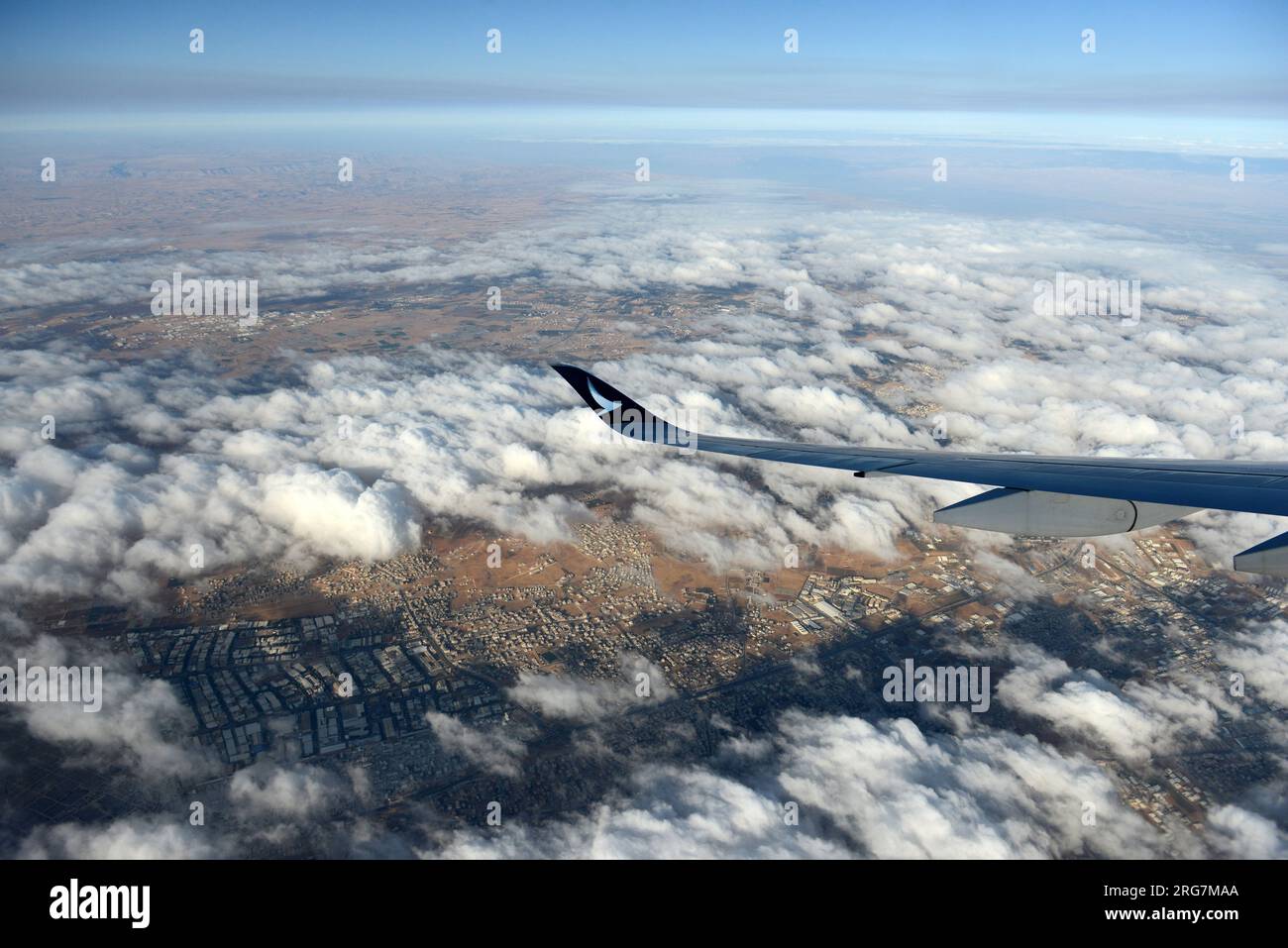 Voler avec Cathay Pacific au-dessus de la Jordanie. Banque D'Images