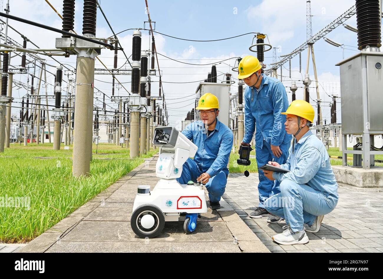 CHUZHOU, CHINE - 8 AOÛT 2023 - le personnel d'exploitation et de maintenance examine les données d'inspection du robot d'inspection intelligent 5G dans une sous-station de 220 kV Banque D'Images