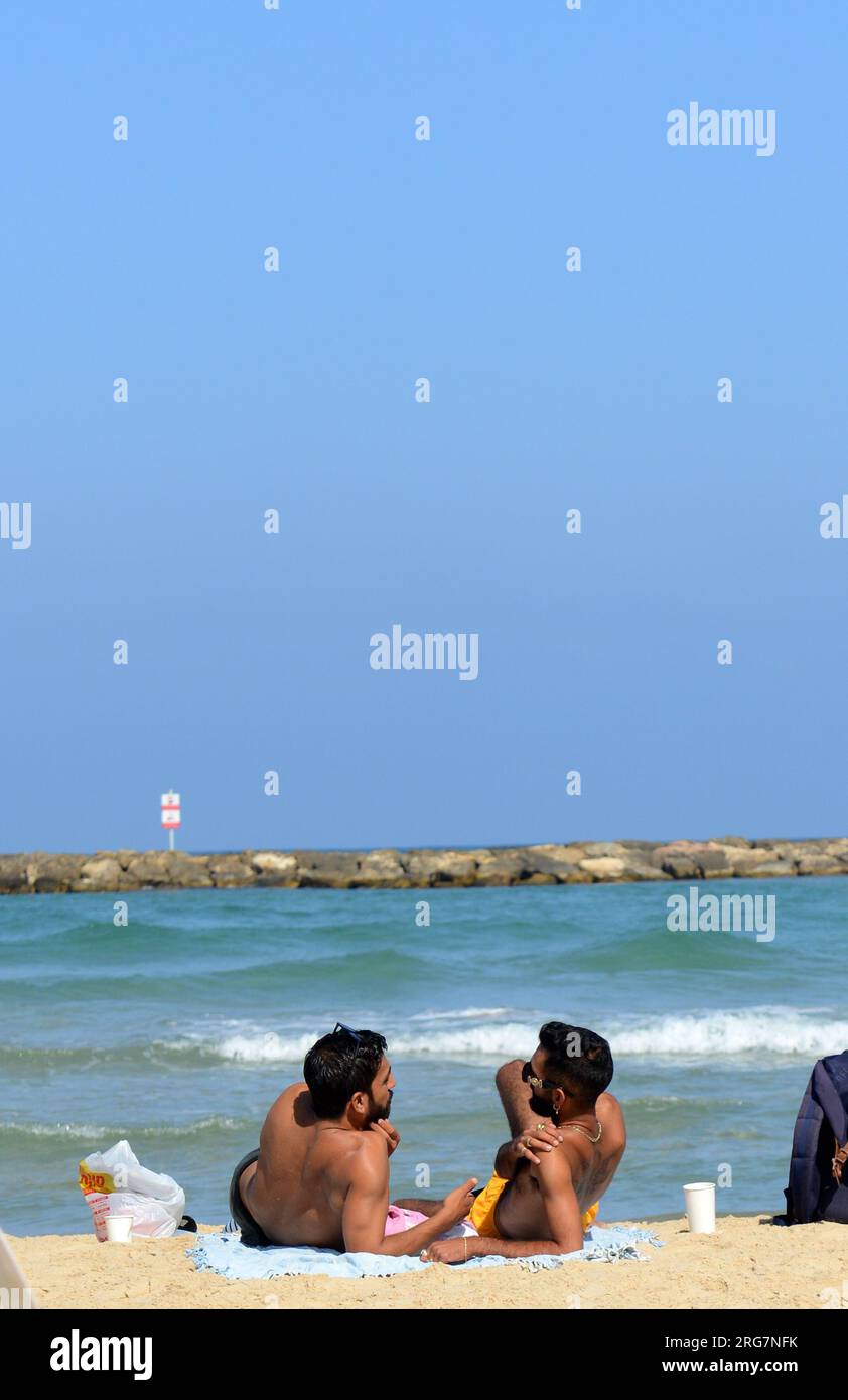 Les gars chillin sur la plage à tel-Aviv, Israël. Banque D'Images