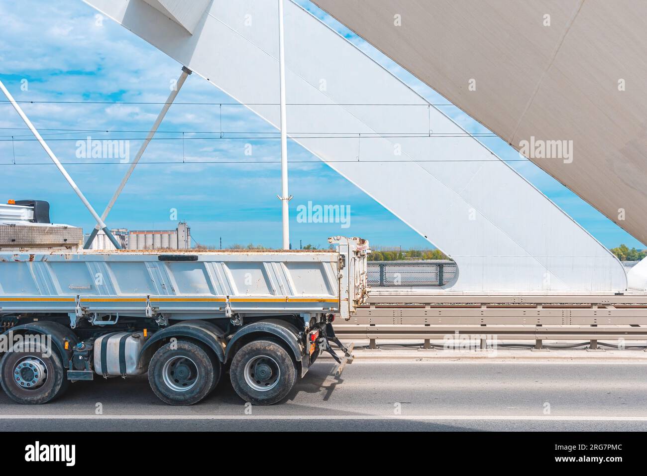 Camion à benne basculante traversant le pont, concept d'industrie et de transport, focalisation sélective Banque D'Images