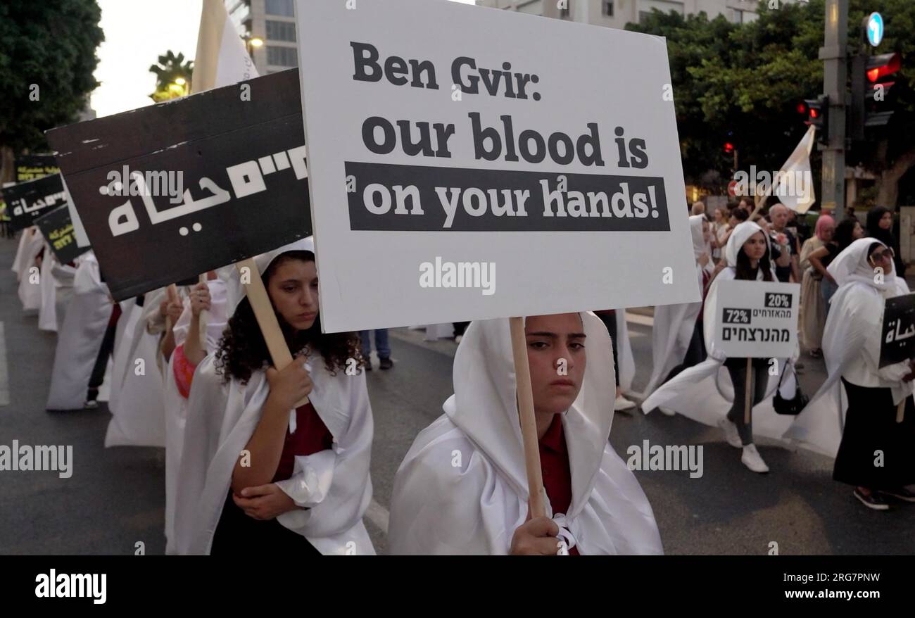 Les manifestants brandissent des pancartes alors qu'ils marchent dans le centre-ville lors d'une manifestation organisée par des Arabes israéliens contre ce qu'ils prétendent être l'inaction de la police au milieu de la montée de la criminalité et de la violence dans les communautés arabes le 6 août 2023 à tel Aviv, en Israël. Banque D'Images