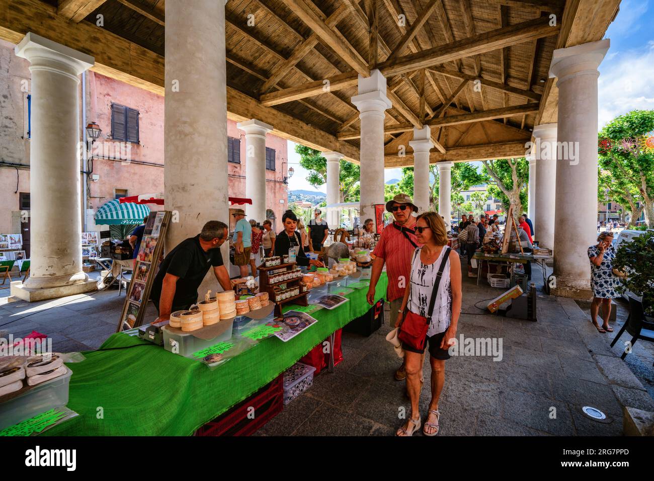 Sur une place de marché à l'Île-Rousse, Corse, France Banque D'Images