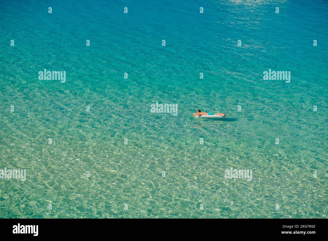Kavourotrypes, Grèce - 14 août 2017 : vue d'un seul touriste sur un matelas gonflable profitant de la plage de rêve de Kavourotrypes Halkidiki Greec Banque D'Images
