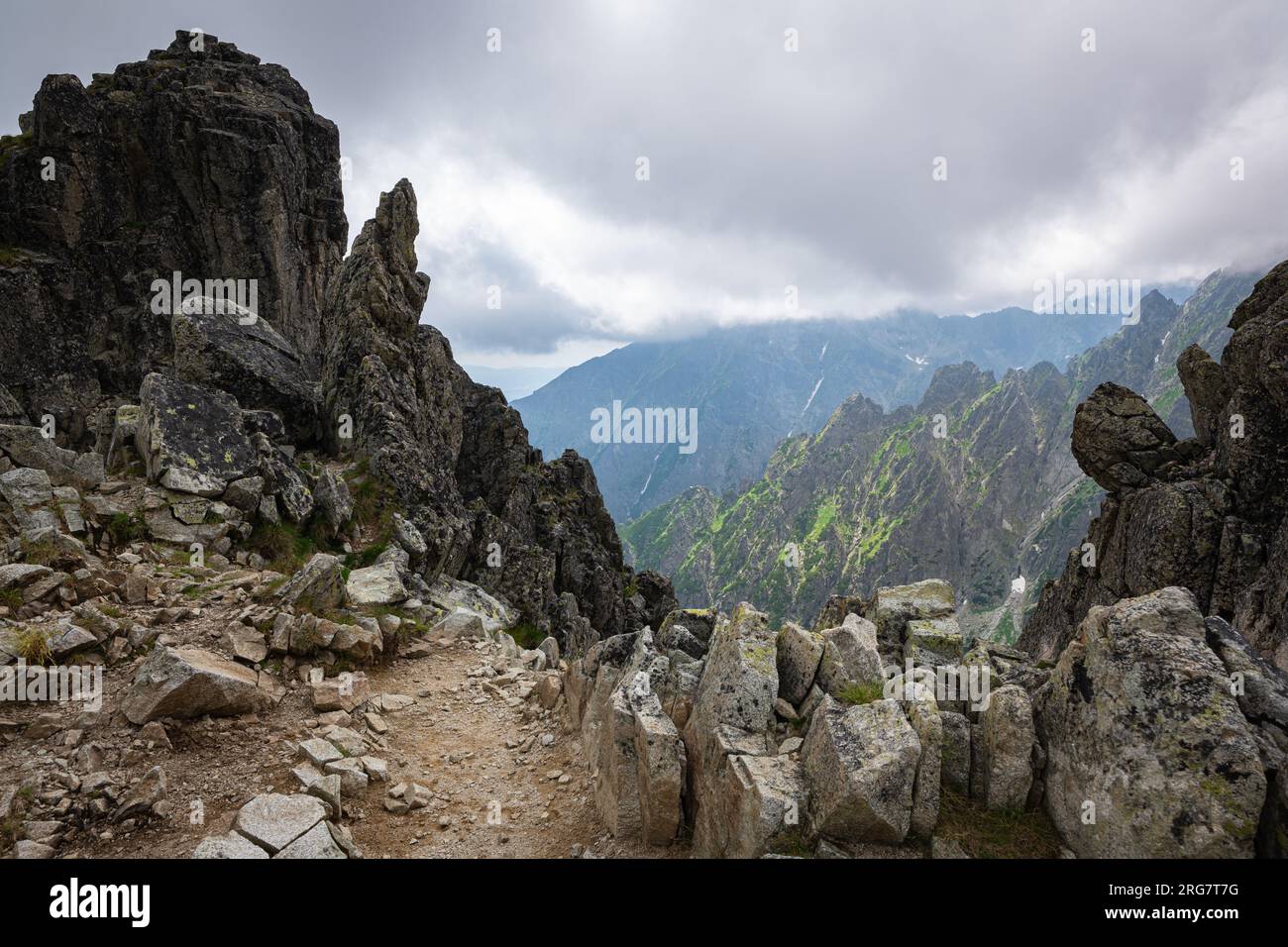 Belle vue sur une vallée verdoyante vue entre les falaises spectaculaires dans les montagnes des Hautes Tatras en Slovaquie Banque D'Images