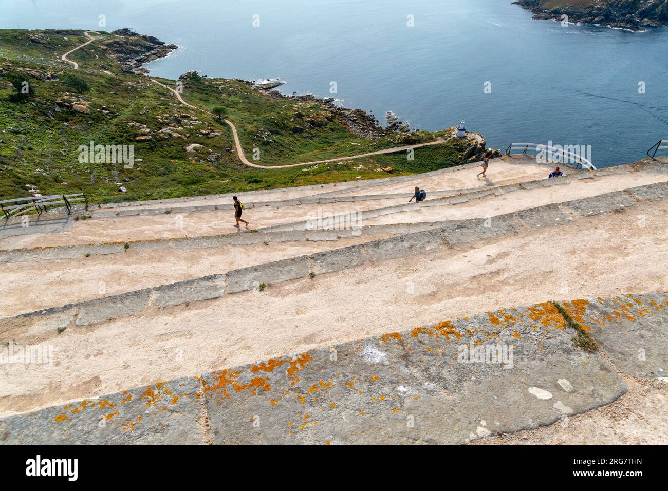 Les gens marchent sur le chemin du phare, Isla del Faro, îles Cies, parc national des îles Atlantiques, Galice, Espagne Banque D'Images