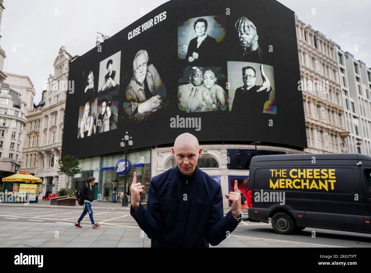 L'artiste photographe Ray Burmiston lors du lancement de sa nouvelle exposition « Art of London Presents Take A moment 2023 » au Piccadilly Lights, au centre de Londres. Les expositions à travers le West End présenteront des centaines de visages célèbres les yeux fermés pour la sensibilisation à la santé mentale. Date de la photo : mardi 8 août 2023. Banque D'Images