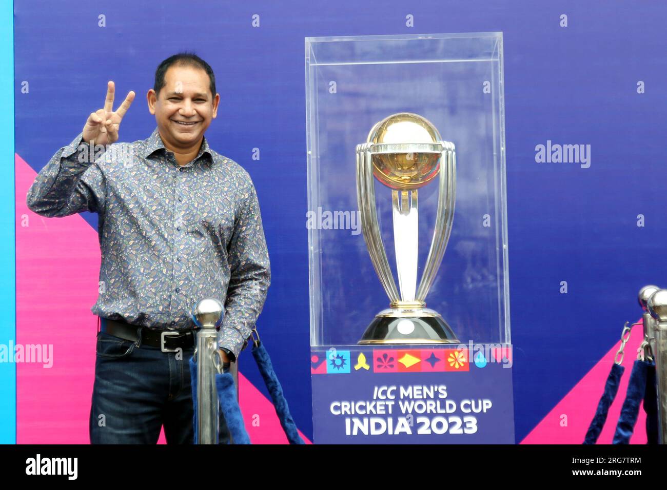 Le circuit du trophée de la coupe du monde de cricket ICC 2023 est arrivé au Bangladesh. Le prestigieux trophée est prévu pour visiter divers endroits dans le pays Banque D'Images