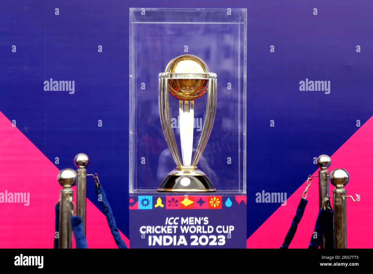 Le circuit du trophée de la coupe du monde de cricket ICC 2023 est arrivé au Bangladesh. Le prestigieux trophée est prévu pour visiter divers endroits dans le pays Banque D'Images