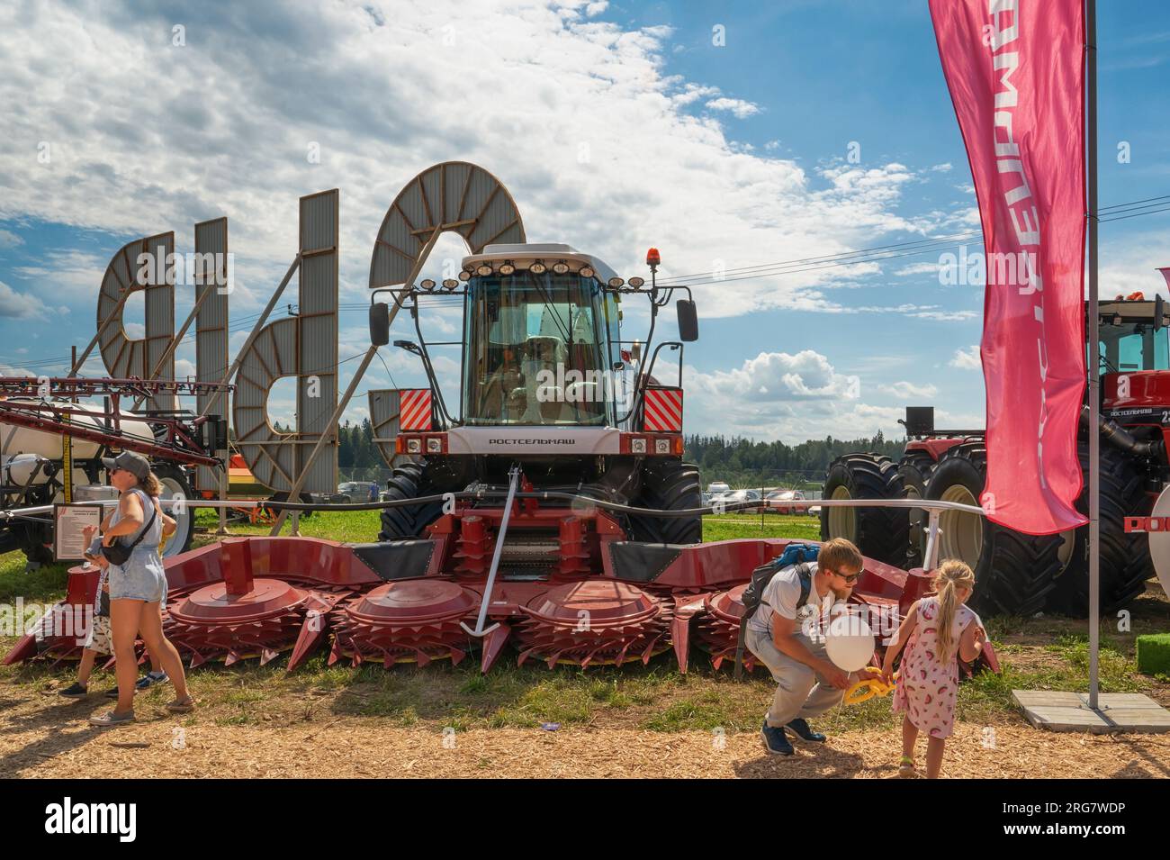 Istra, Russie, 04 août 2023. Les gens d'une récolteuse de fourrage à la ferme Festival Cheese PIR Mir dans la région de Moscou. Machine agricole Rosselmash Banque D'Images