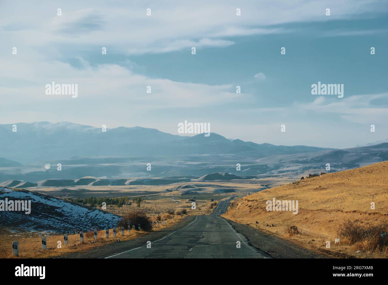 Une route tranquille quelque part en Arménie. Prise de vue depuis l'intérieur de la voiture. Banque D'Images