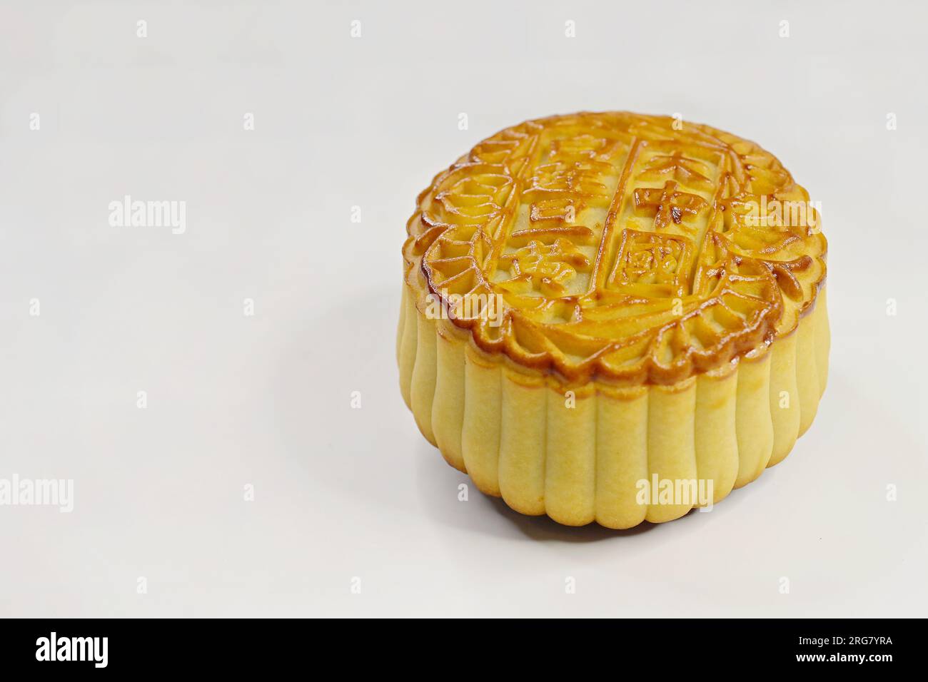 Un gâteau de lune chinois traditionnel cuit au four, une pâtisserie ronde d'environ 4 pouces de diamètre et 1,5 pouce de hauteur, isolé sur fond blanc Banque D'Images