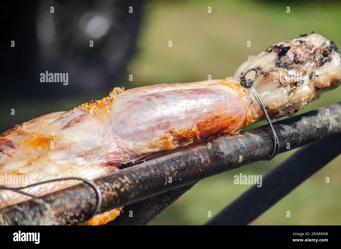 détail de la cuisse d'un veau rôti attaché au gril Banque D'Images