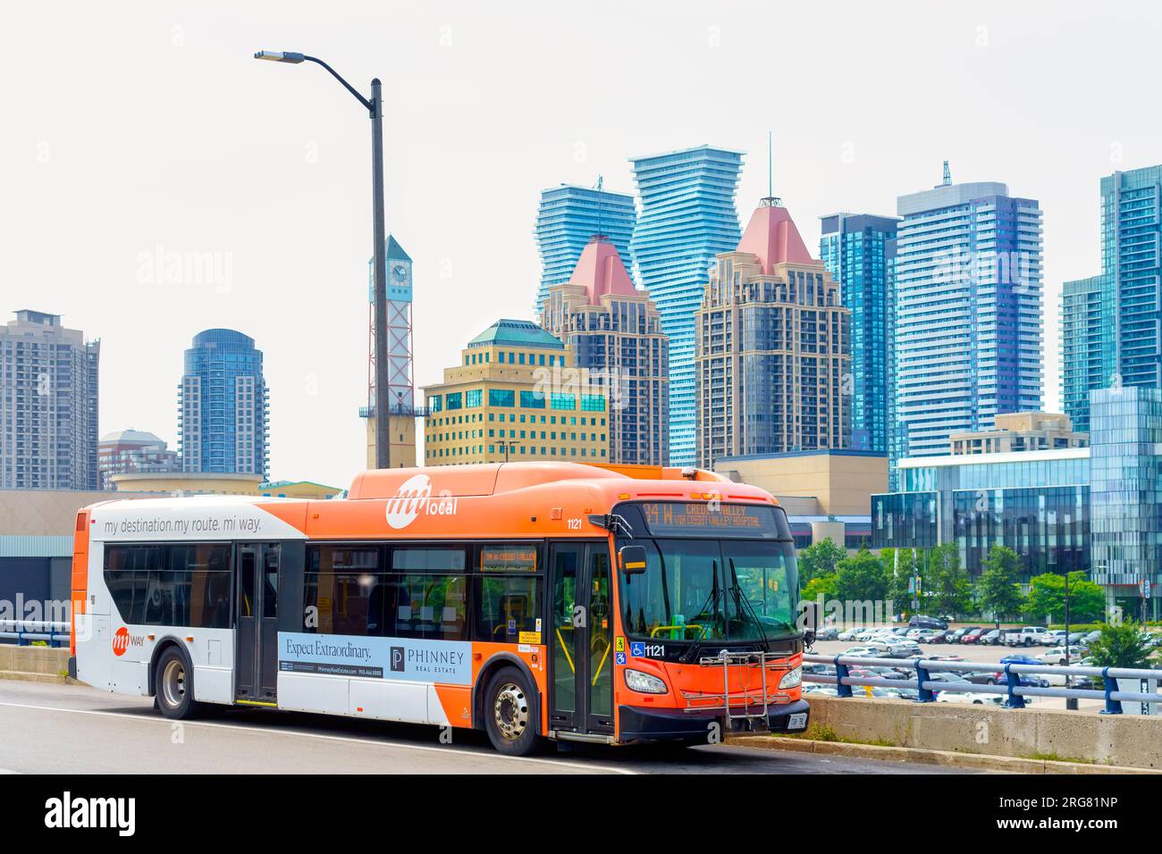 Mississauga, Canada, Un autobus Miway stationné dans une rue avec l'horizon ou le paysage urbain de la ville en arrière-plan. Mississauga Transit (Miway) est le local Banque D'Images