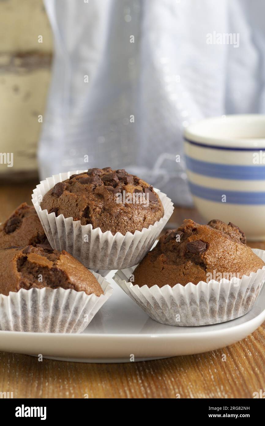 Gros plan de délicieuses natures mortes de cupcakes au chocolat noir faits à la maison. Ambiance chaleureuse. Muffins fraîchement cuits au four. Vue verticale. Banque D'Images