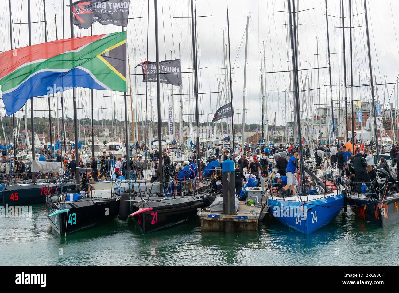 Vague d'activité à Cowes Yacht Haven après la course le jour de la femme pendant la Cowes week Regatta annuelle (2023 août) Cowes, île de Wight, Royaume-Uni Banque D'Images