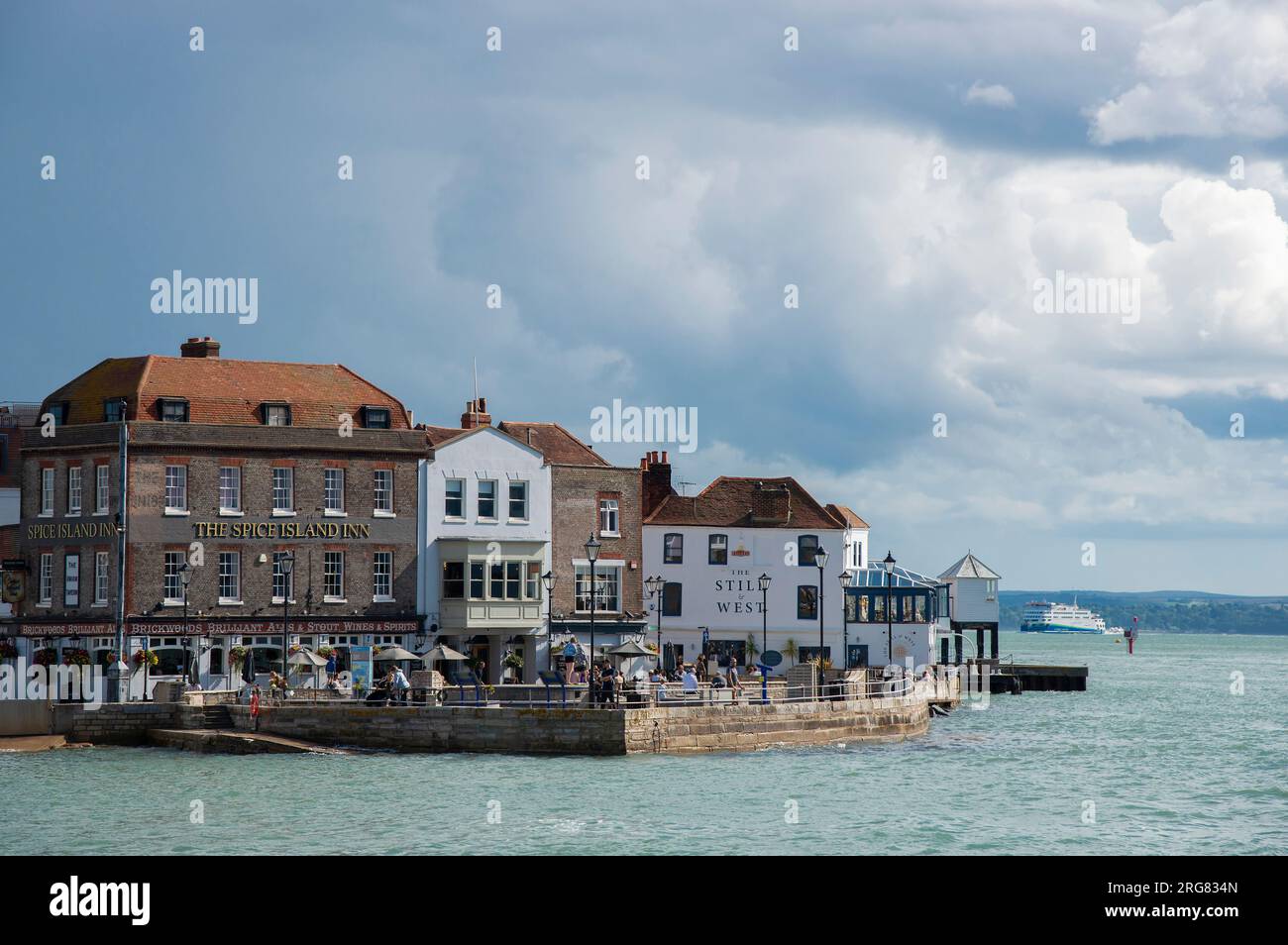 Deux célèbres pubs historiques en bord de mer à Old Portsmouth à l'entrée du port de Portsmouth avec l'île de Wight au loin, Hamphire, Angleterre, Royaume-Uni Banque D'Images