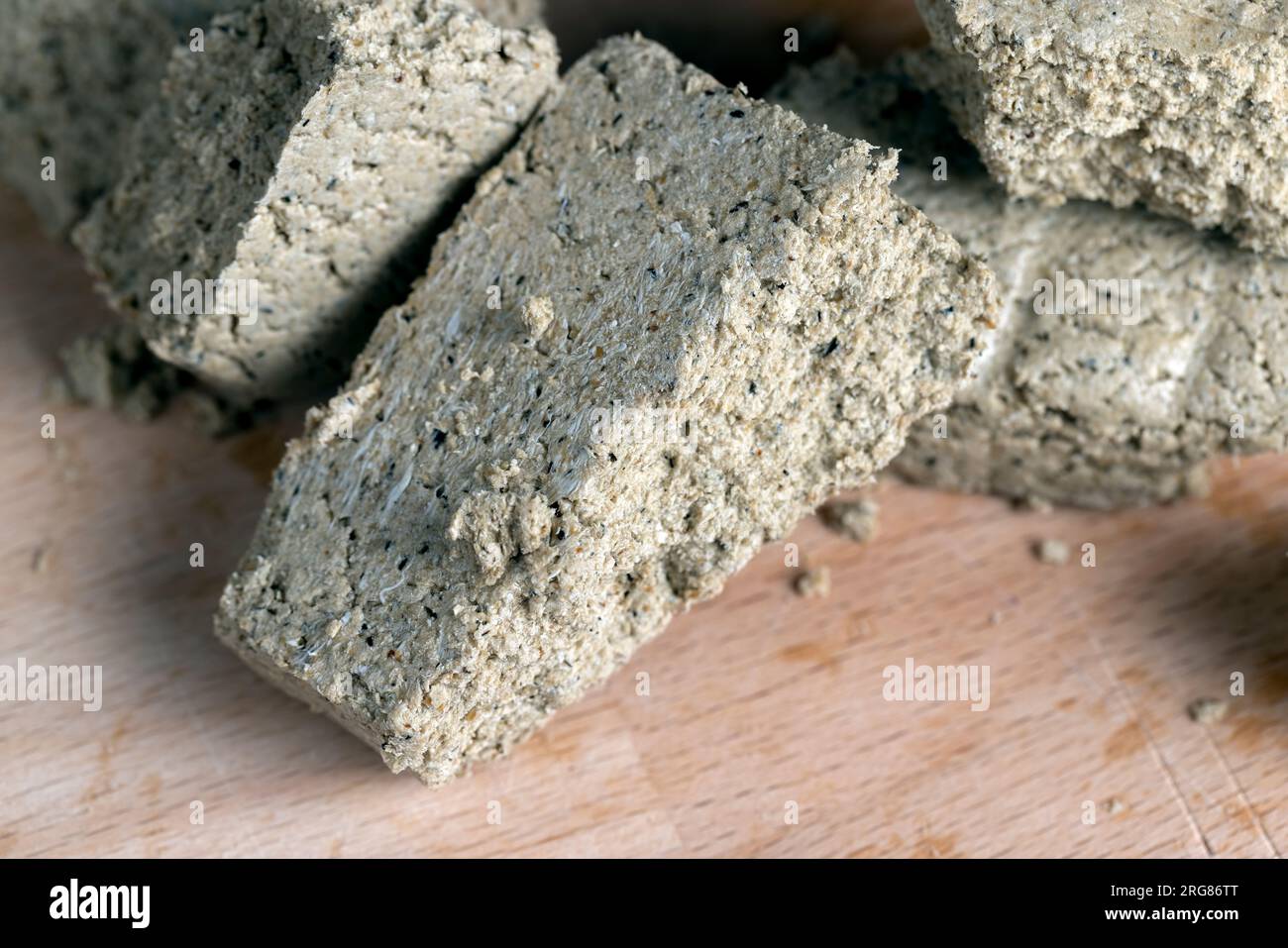 Halva de tournesol en morceaux, morceaux de bonbons de halva sur un panneau en bois Banque D'Images