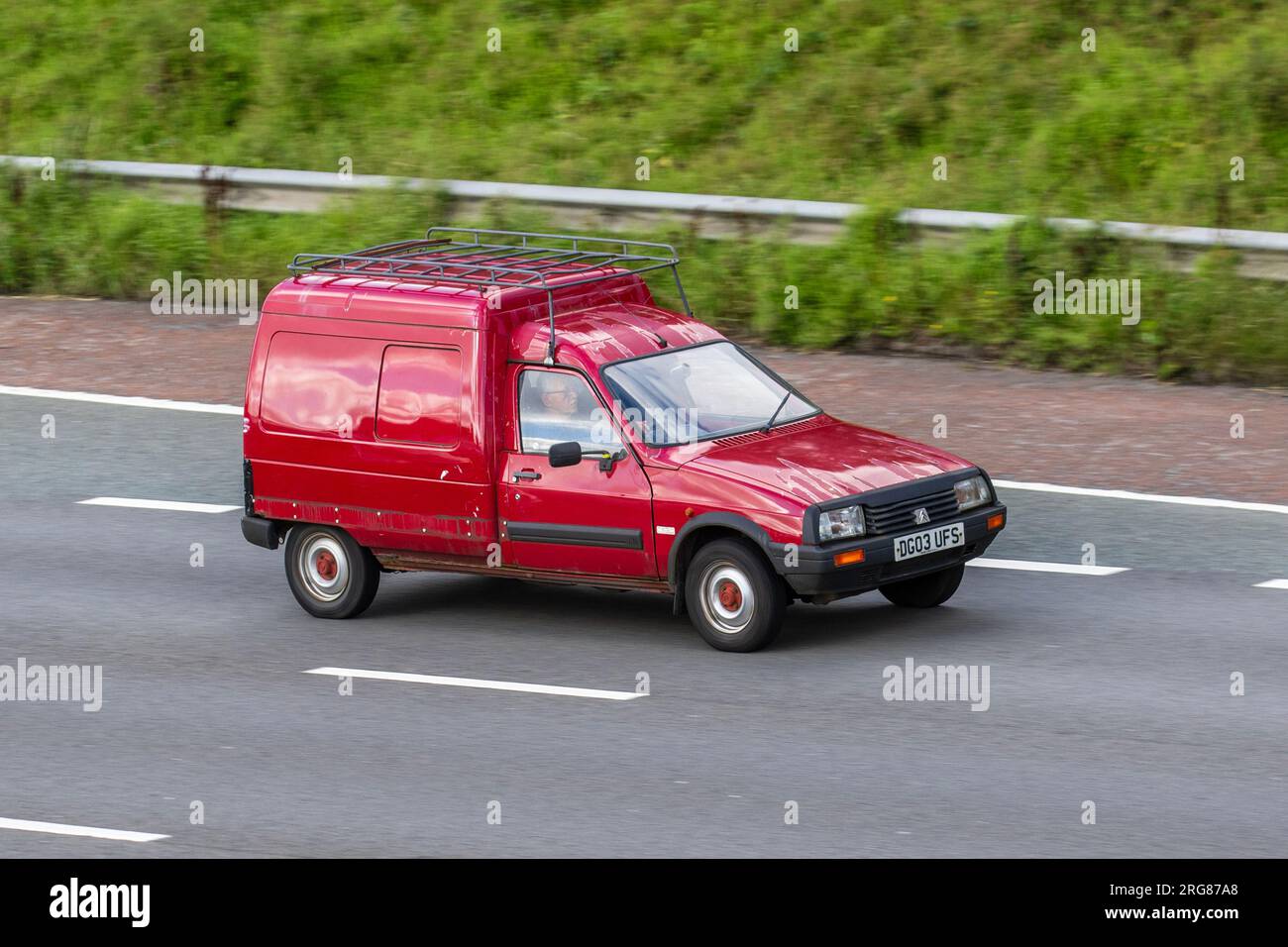 2003 peinture rouge écaillage français Citroën C15 champ 600 D 1,9 Di 60 LCV voiture dérivée Van Diesel 1868 cc ; se déplaçant à grande vitesse sur l'autoroute M6 dans le Grand Manchester, Royaume-Uni Banque D'Images