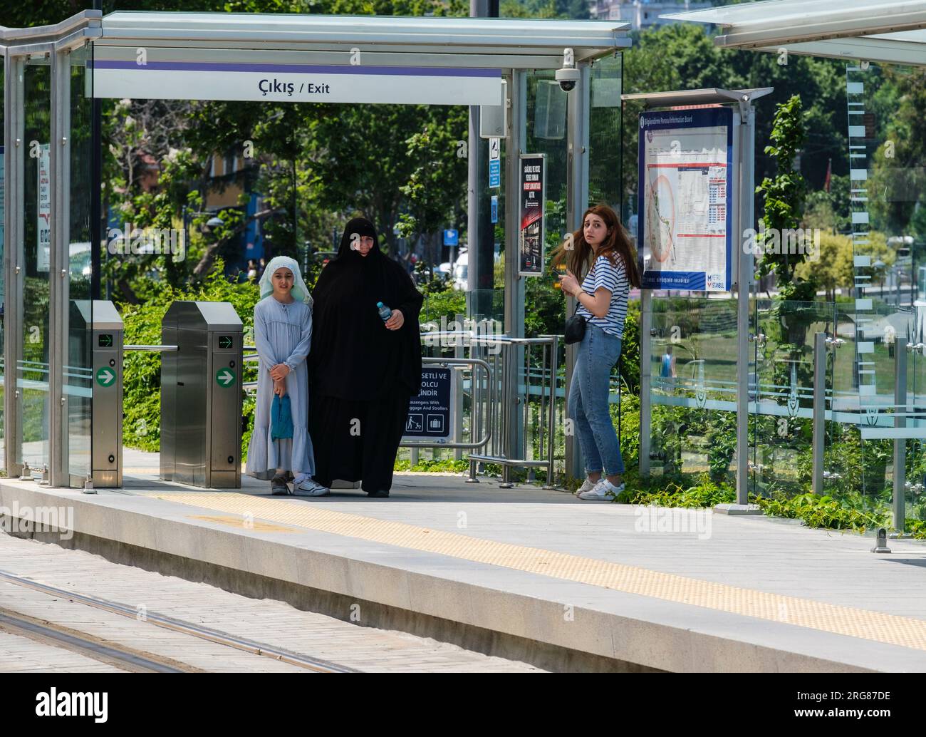 Istanbul, Turquie, Turkiye. Passagers à la sortie d'un arrêt de tramway. Banque D'Images