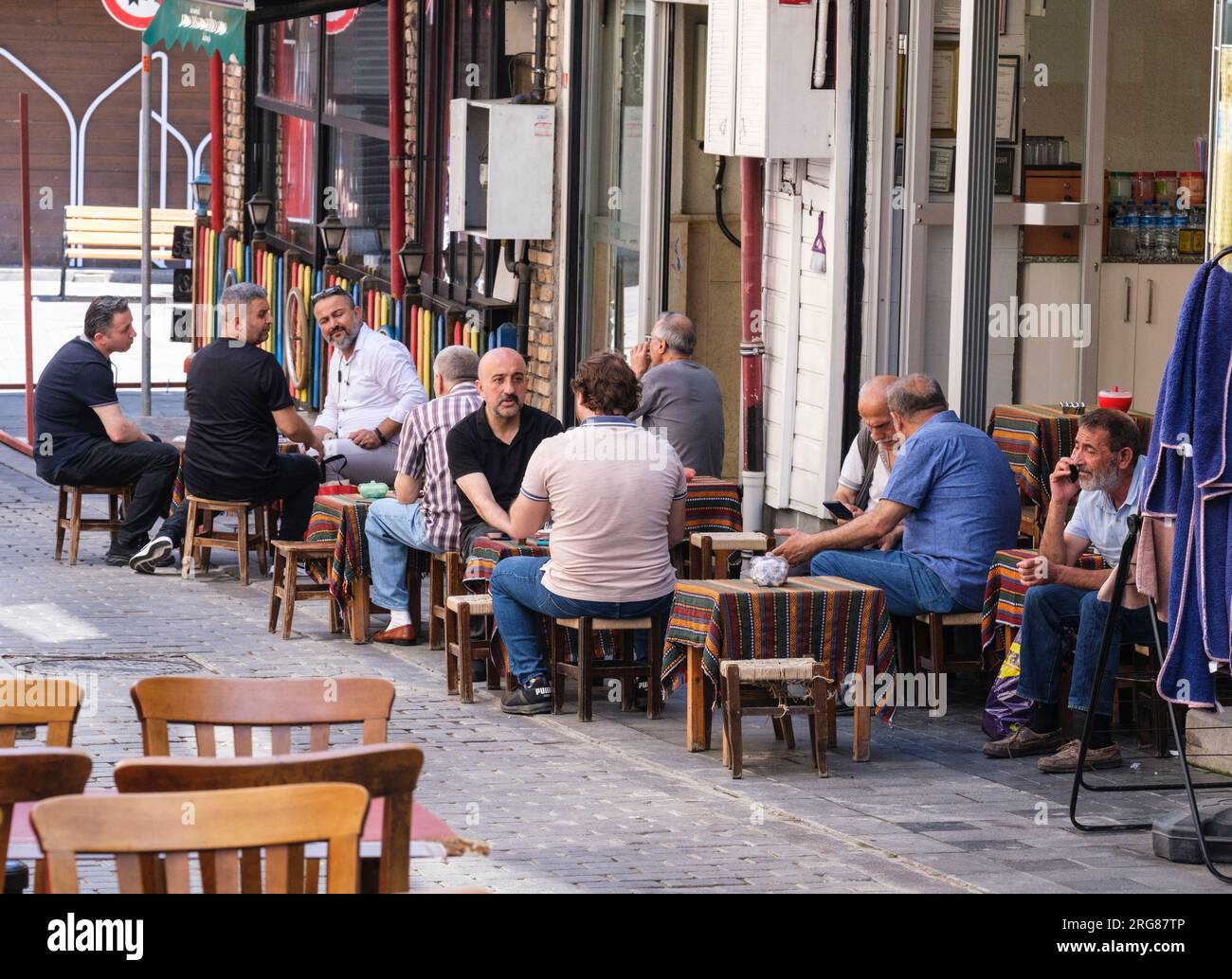 Istanbul, Turquie, Türkiye. Scène de rue Uskudar. Des hommes au Sidewalk Cafe. Banque D'Images