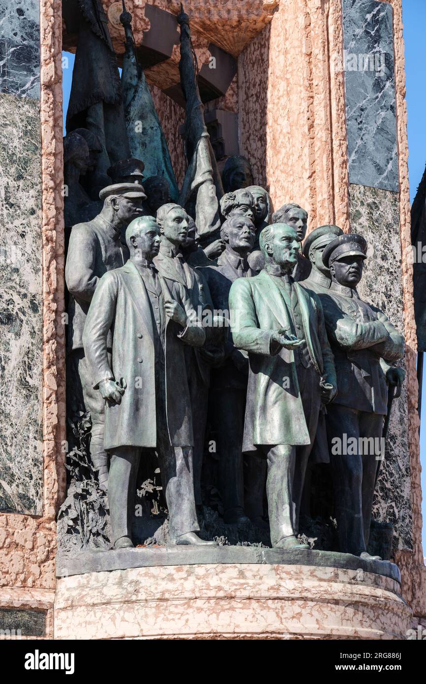 Istanbul, Turquie, Türkiye. Monument de la République sur la place Taksim. Mustafa Kemal Ataturk dans vêtements civils, dans son rôle de leader politique. Conçu par Banque D'Images