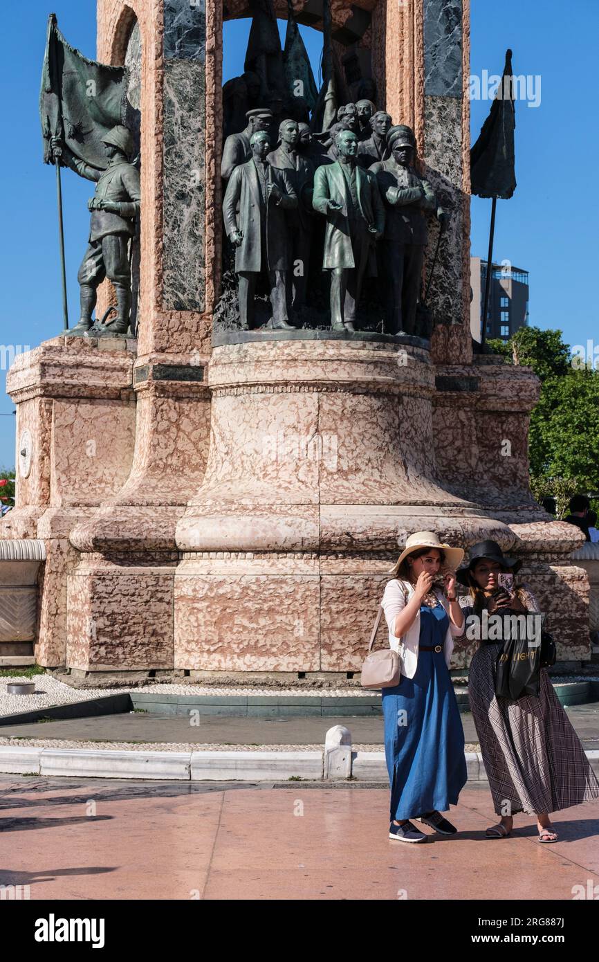 Istanbul, Turquie, Türkiye. Monument de la République sur la place Taksim. Mustafa Kemal Ataturk dans vêtements civils, dans son rôle de leader politique. Conçu par Banque D'Images