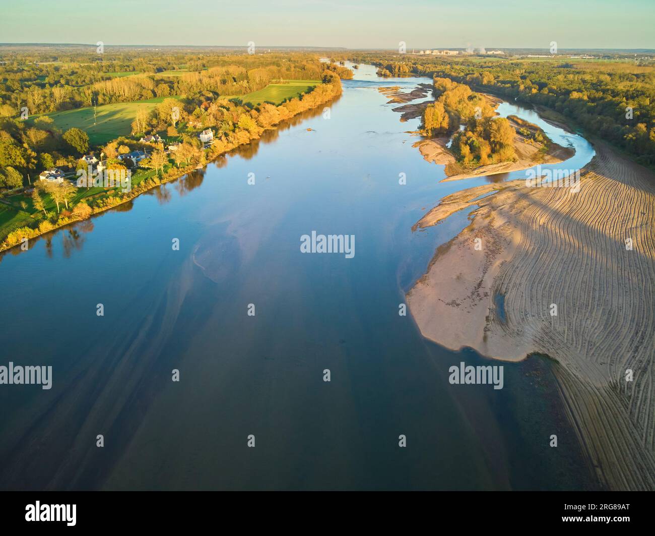 Vue aérienne par drone de la Loire rencontrant la Vienne près de Saumur,  département du Maine-et-Loire, ouest de la France Photo Stock - Alamy