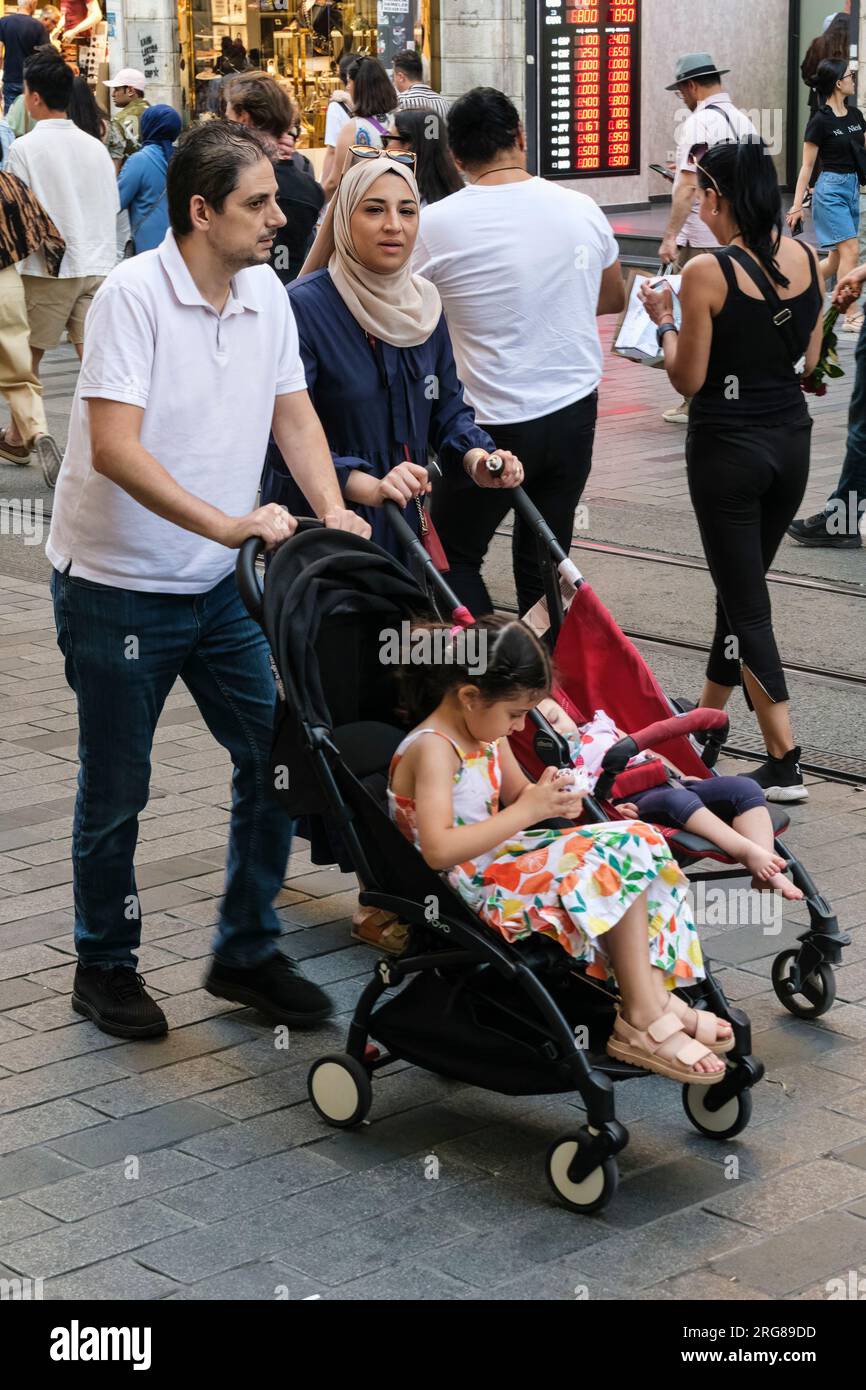 Istanbul, Turquie, Türkiye. Rue Istiklal, couple turc et enfants. Banque D'Images